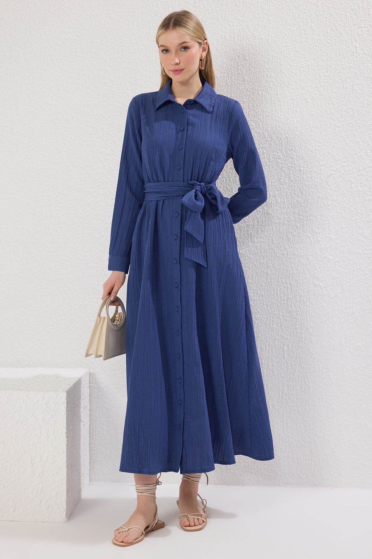 Trendyol Modest Saks gewebtes Hemdkleid mit Gürtel TCTSS25EB00068