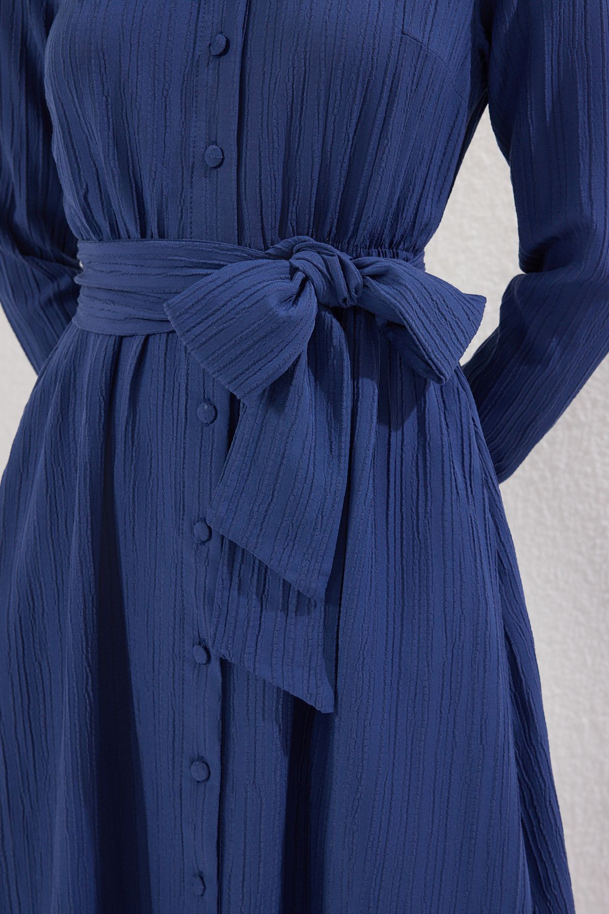 Trendyol Modest-Saks gewebtes Hemdkleid mit Gürtel TCTSS25EB00068 3