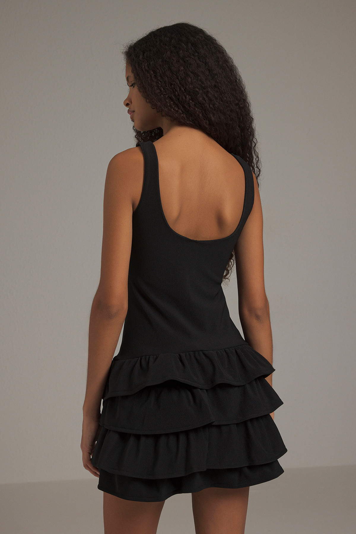 Trendyolmilla  Siyah Düz Fırfırlı Kısa / Mini Esnek Örme Elbise TWOSS25EL00388 - Görsel 4