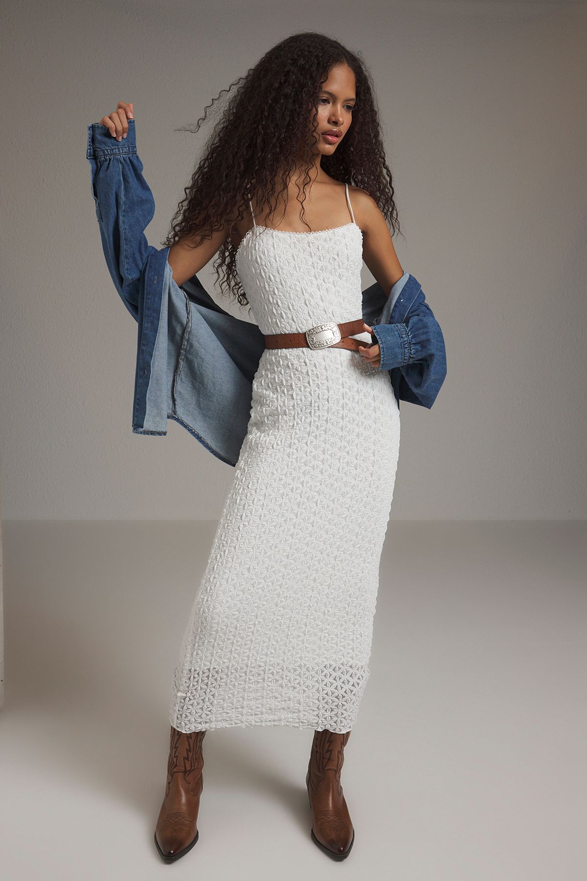 Trendyol Collection Fehér csipke Bodycone/testhez illeszkedő pántos Midi kötött ruha TWOSS25EL00533