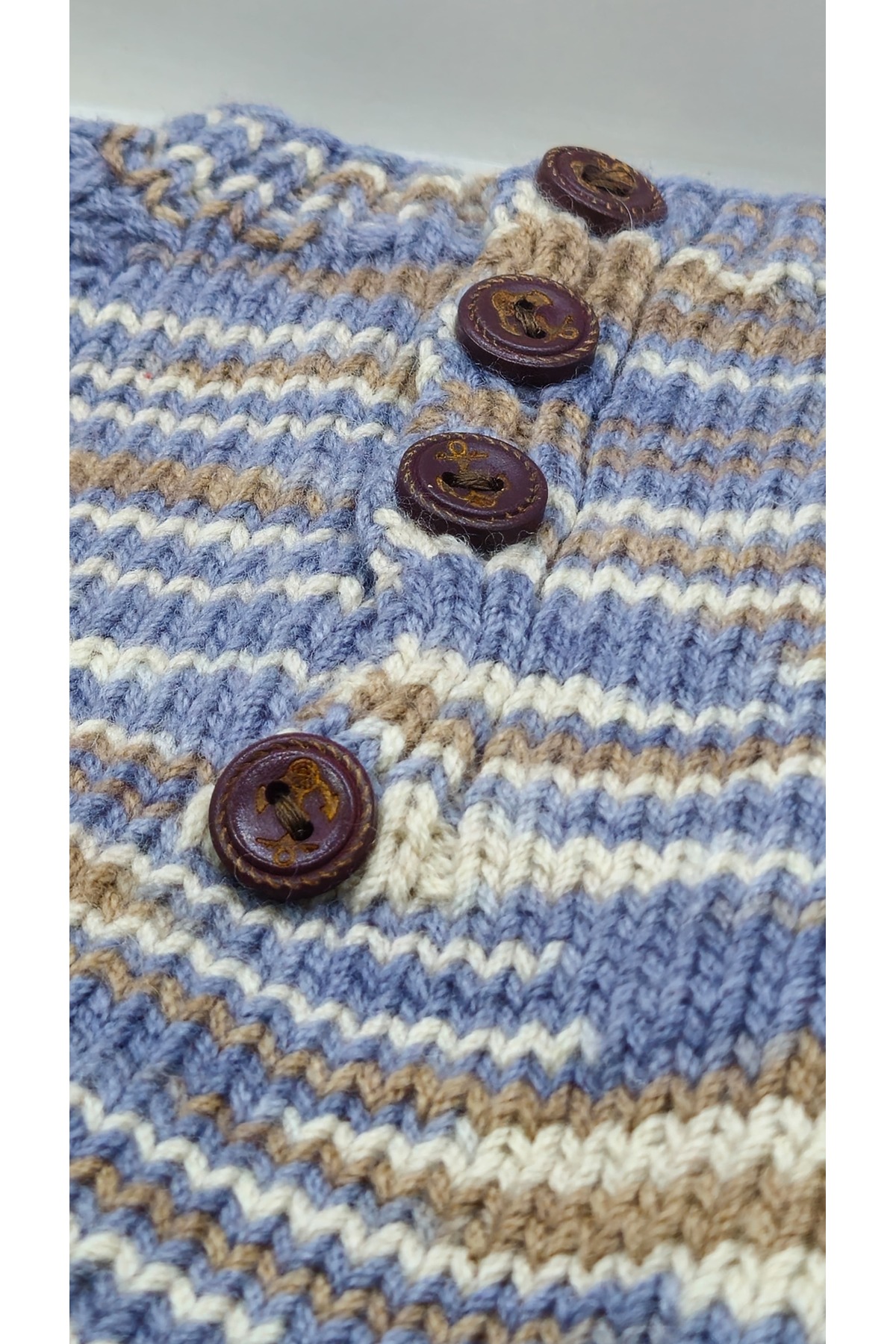 Mersin Alzheimer Derneği Mavi Kahreverengi Gri Detaylı El Örgüsü Arkadan Düğmeli Bebek Kazak 6-9 ay fotoğrafı 2 (önizleme)