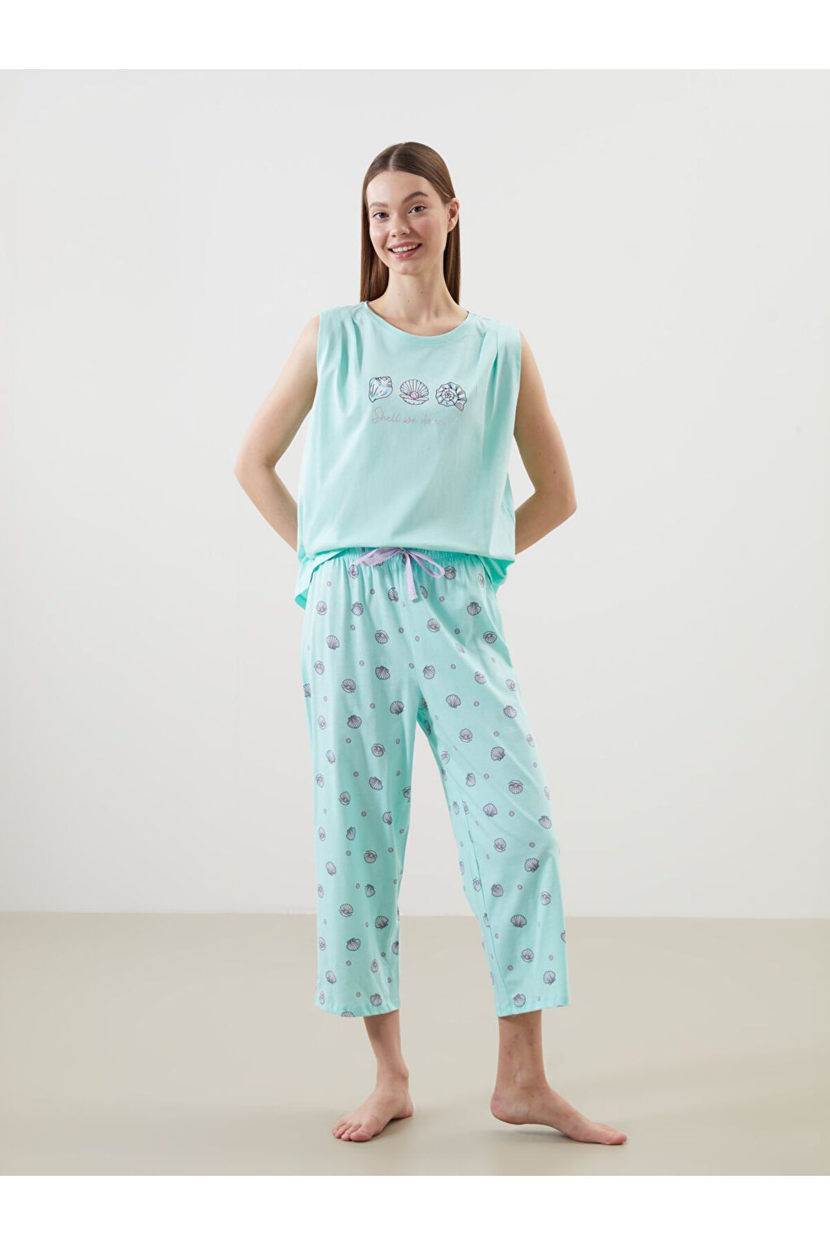 LC Waikiki Bisiklet Yaka Baskılı Kadın Kaprili Pijama Takımı