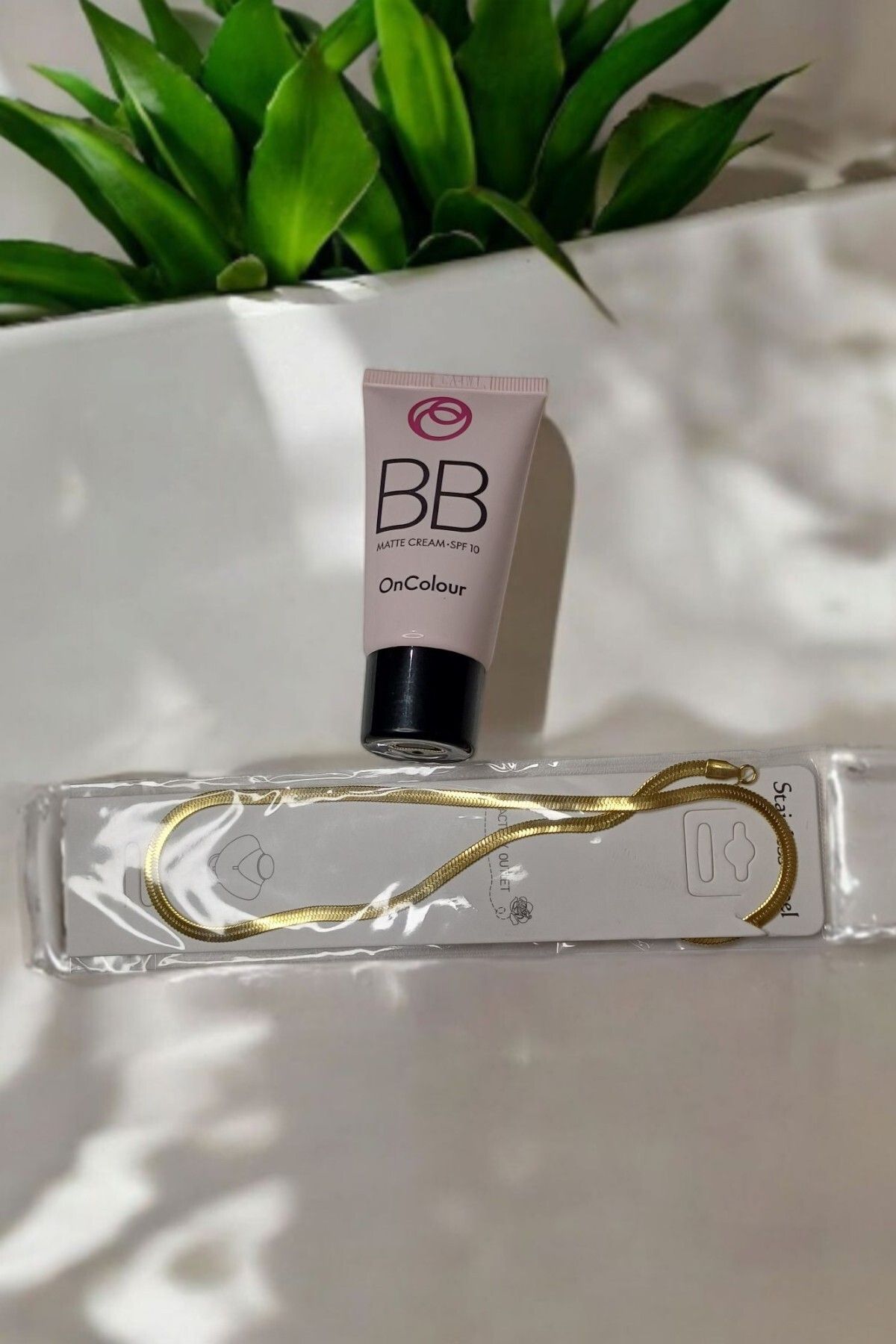 Oriflame OnColour BB Krem 10 SPF ve İtalyan kolye den oluşan set