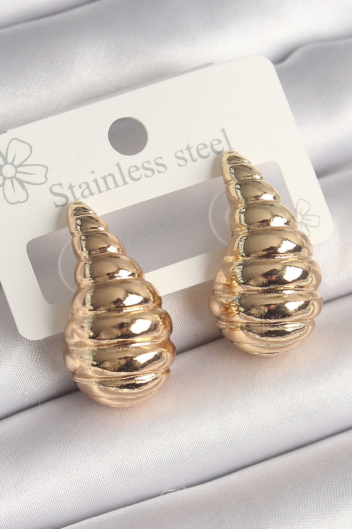 New Things Pirinç Gold Renk İşlemeli Damla Model Kadın Küpe