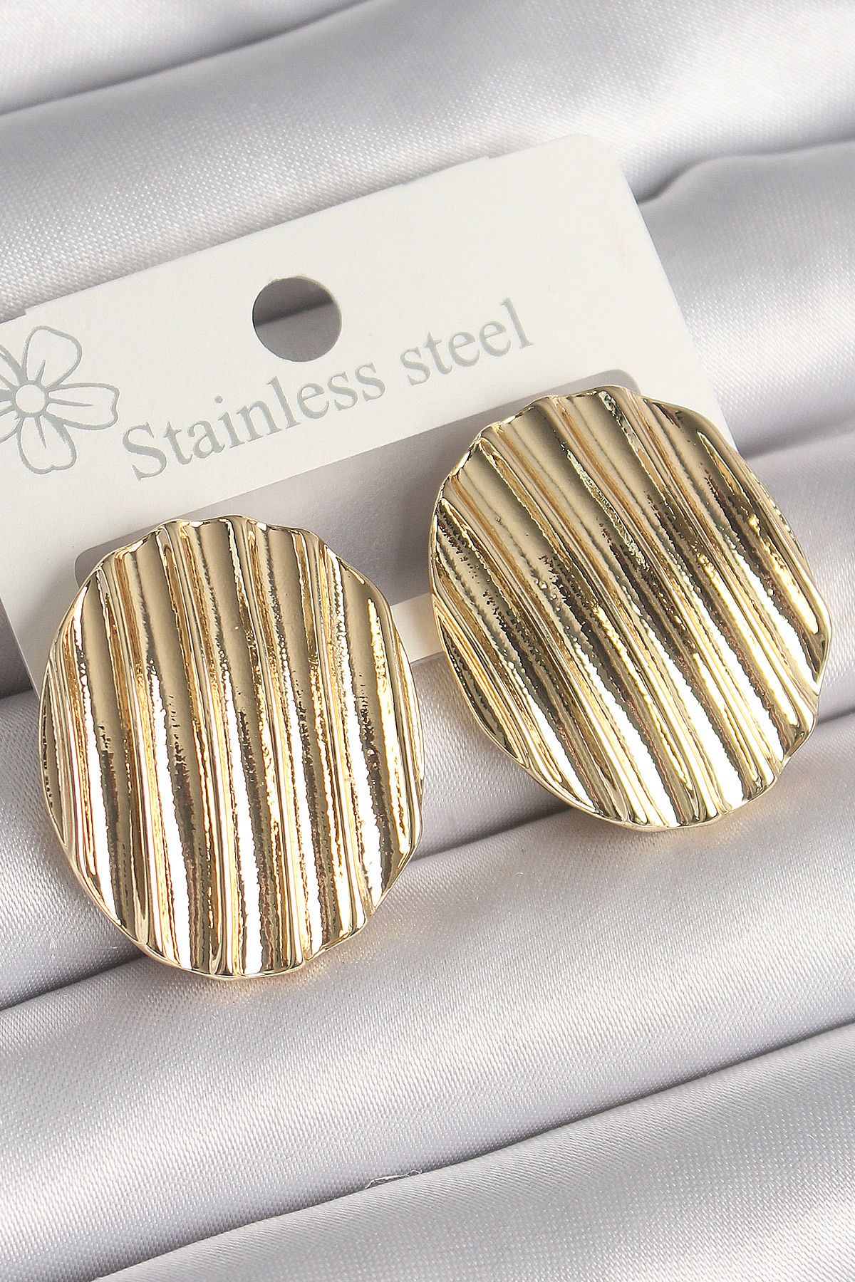 New Things Pirinç Gold Renk İşlemeli Daire Plaka Model Kadın Küpe