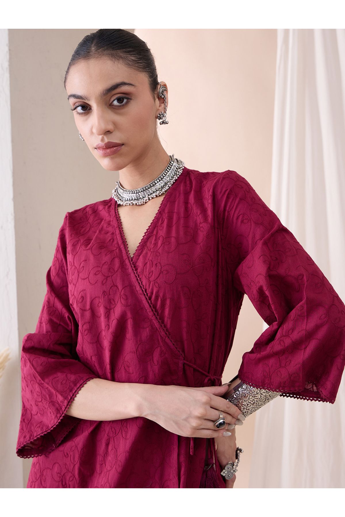 Femmella By Styli-سترة مطرزة بفتحة رقبة على شكل حرف V مع بنطلون مستقيم 5
