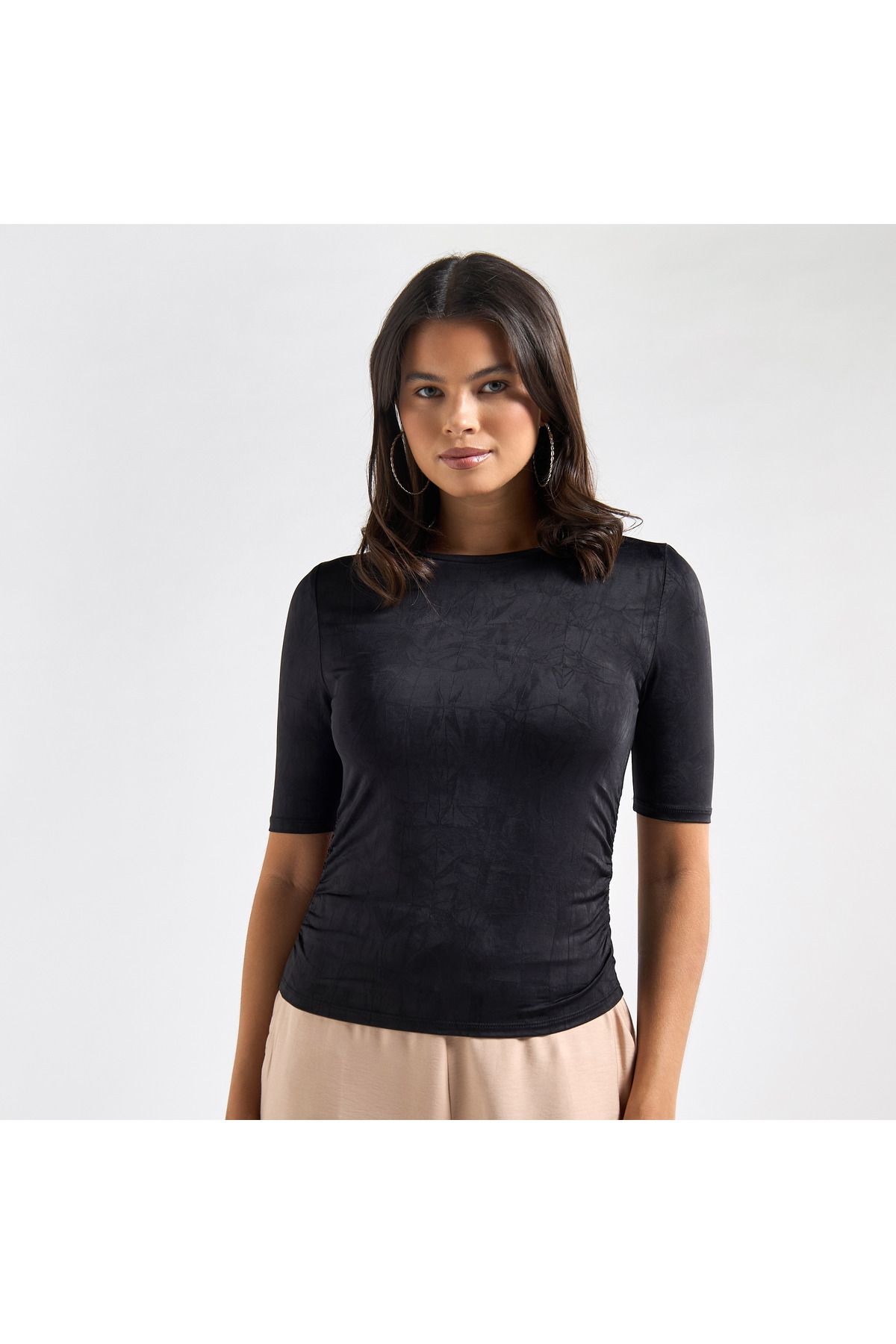 FAV-Textured Crew Neck Top With Short Sleeves And Ruched Detail 1