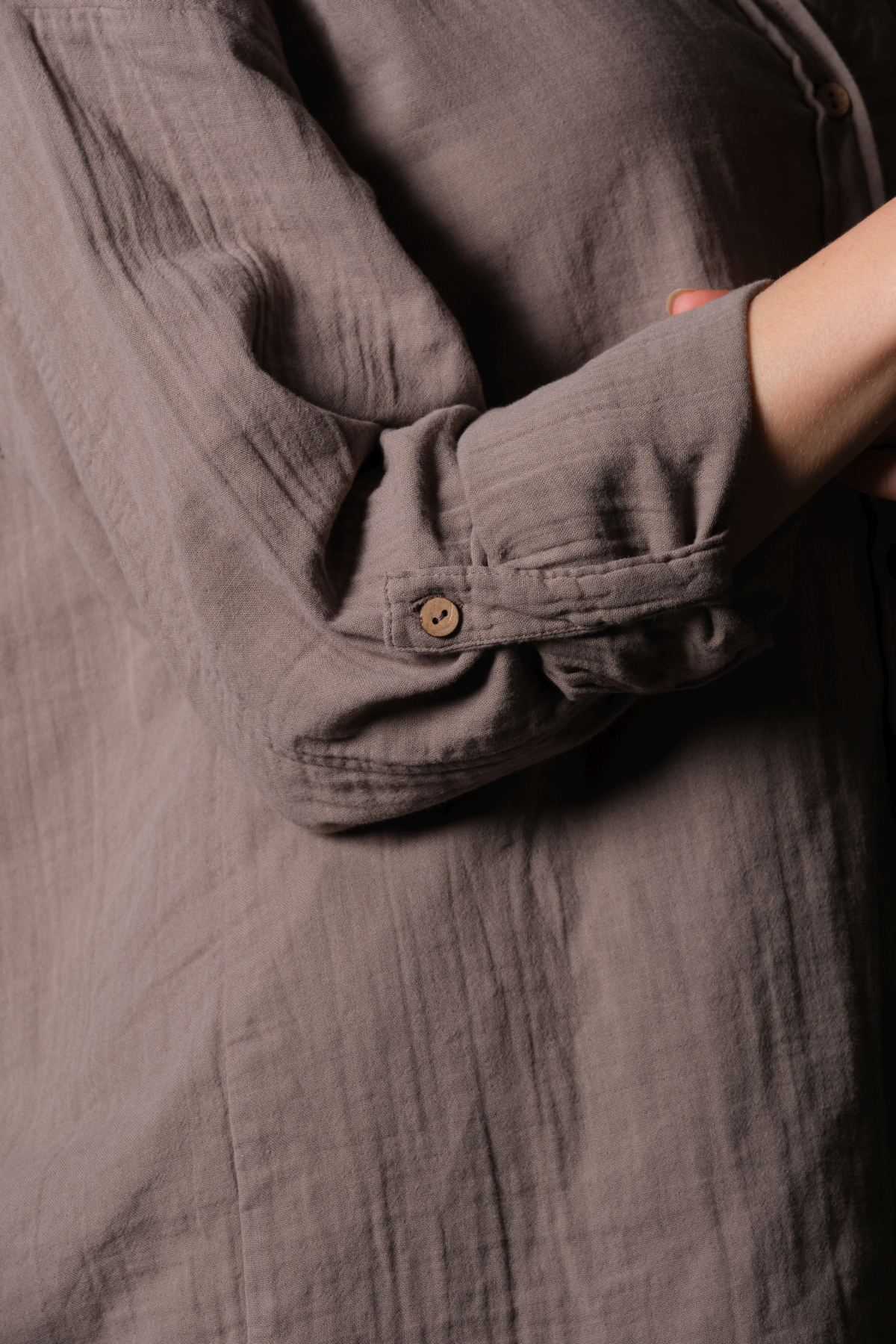 Maule  Kahverengi %100 Pamuk Açma Yapmaz Müslin Kumaş Katlanabilir Kol Apoletli Yazlık Kadın Gömlek @sintra - Görsel 4