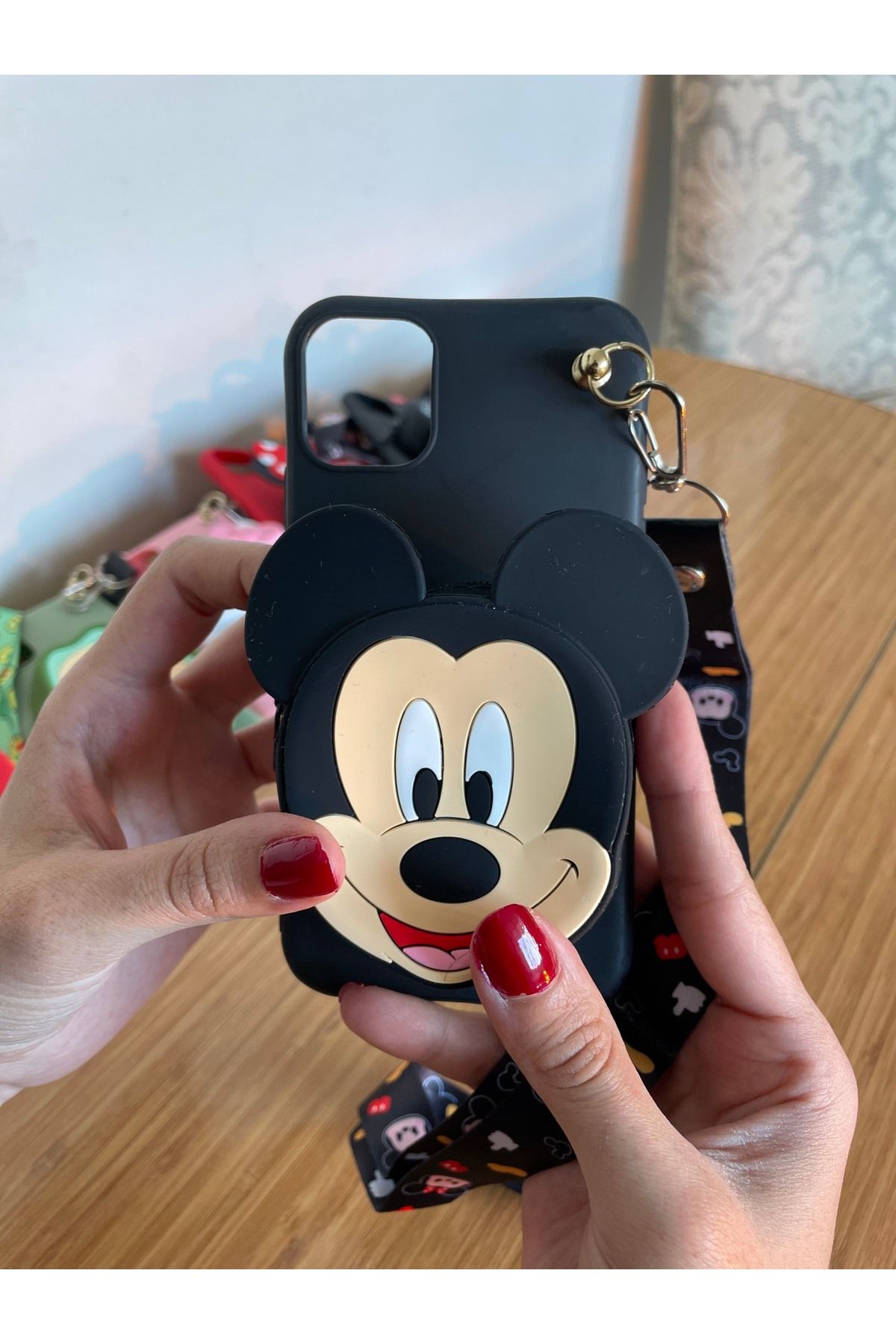 CoverLux İphone 12\12 Pro Uyumlu Kılıf Desenli Cüzdanlı Çantalı Taşınabilir Dayanıklı Boyun Askılı Hediyeli