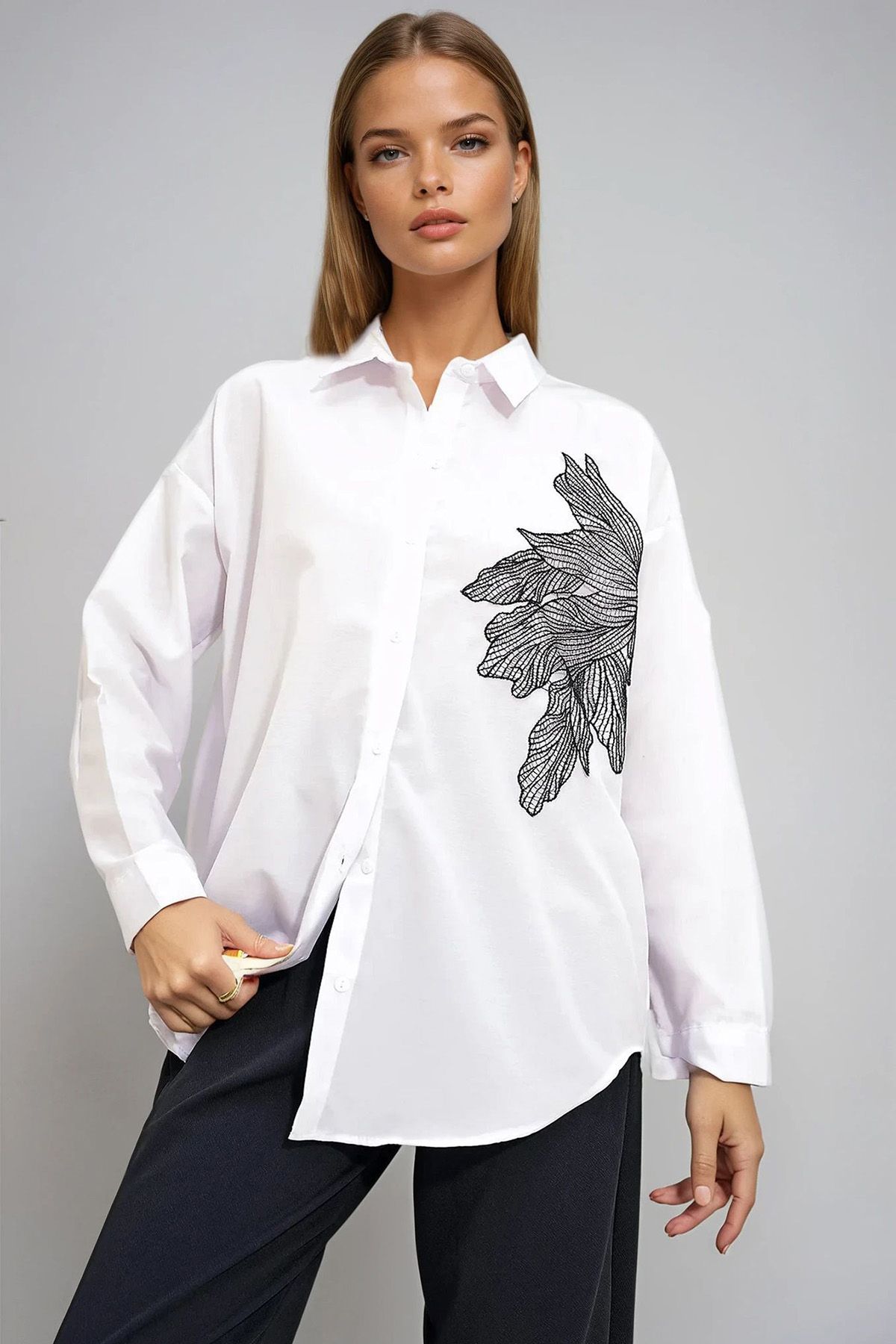 VAGGON-Women's White Floral Embroidery Oversize Woven Shirt Prmx12651 3