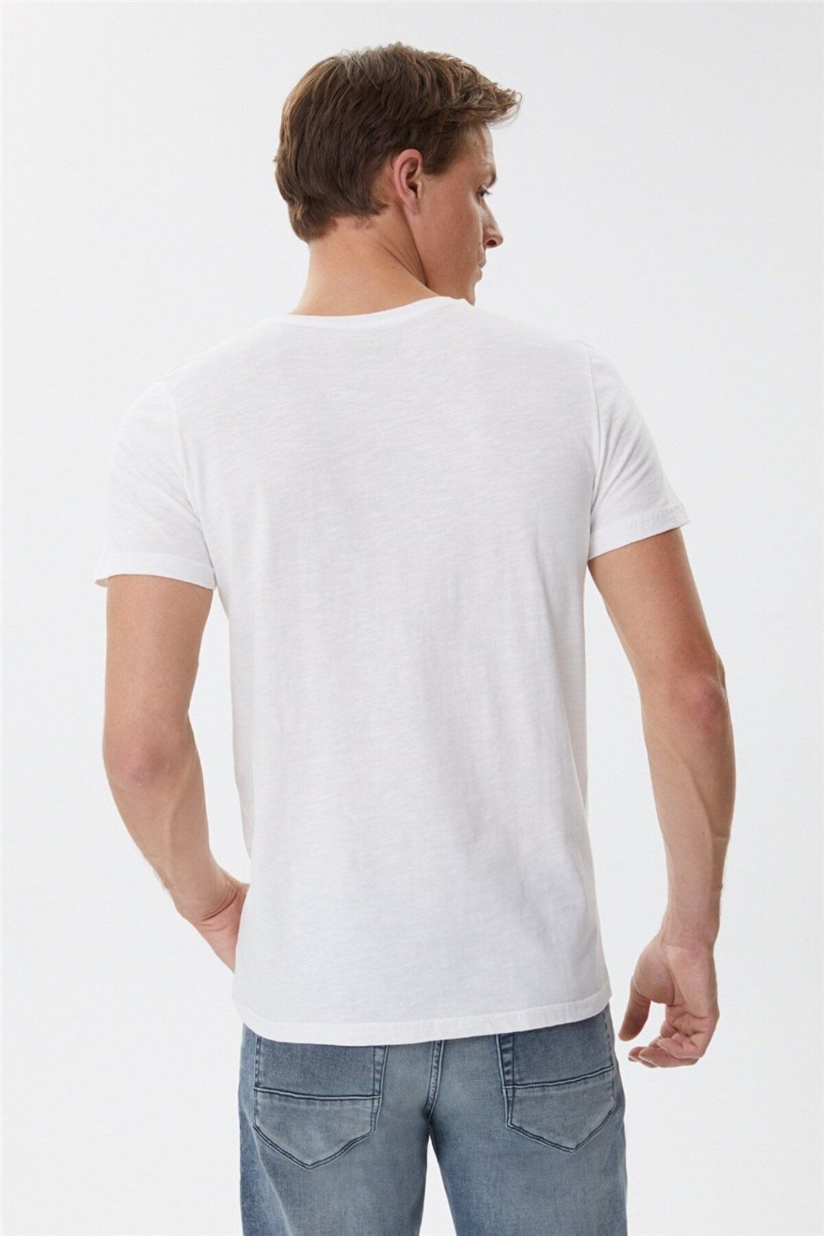 تی شرت سفید مردانه رایلی که یقه Lee Cooper