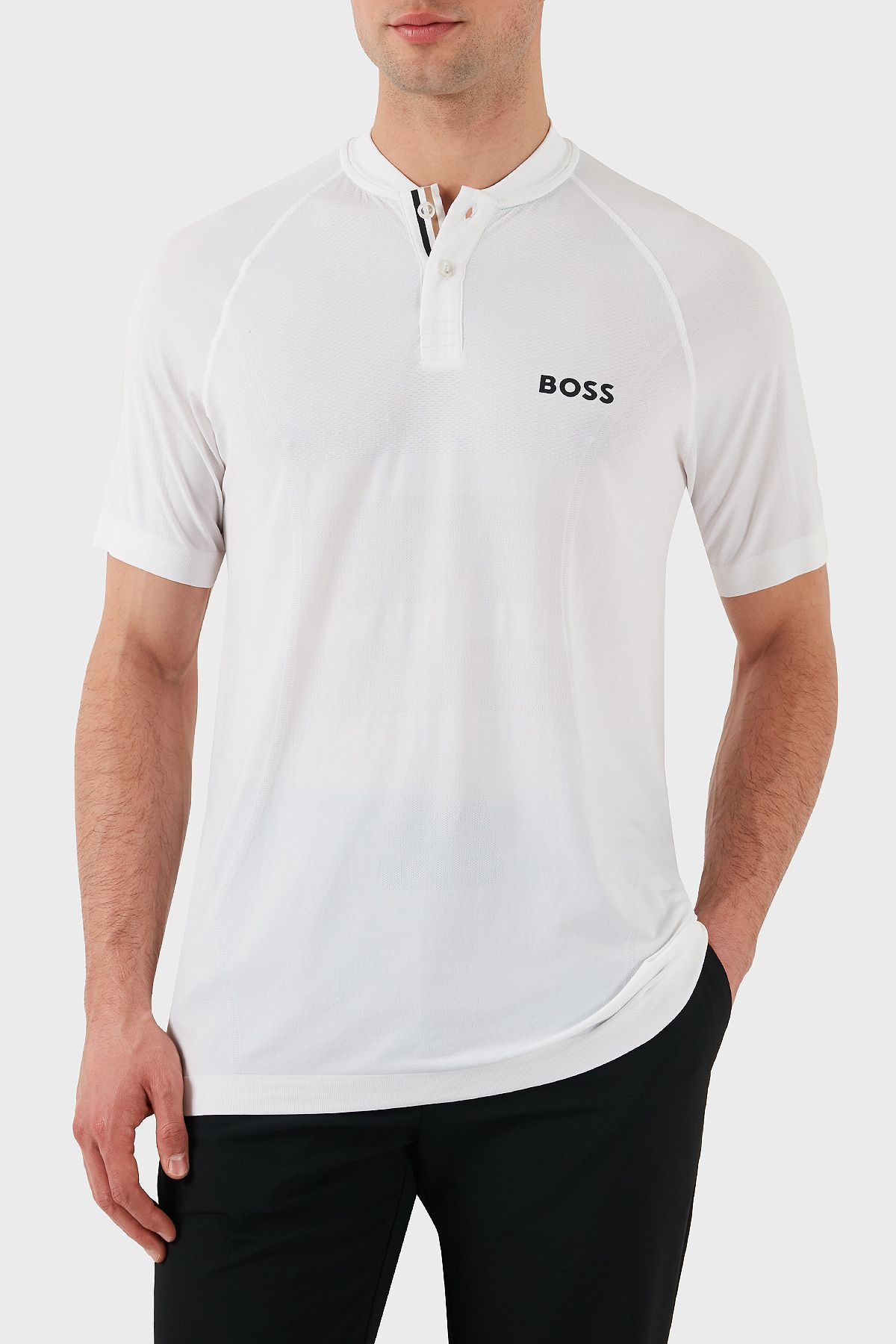 100 تی شرت تی شرت یقه کالج با یقه دکمه دار با لوگو مینیمال چاپ شده 50506189 100 BOSS