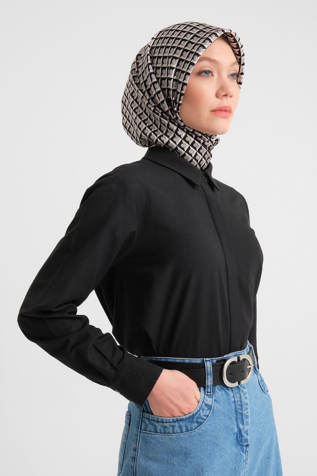 پیراهن پایه با لوگو روی کاف 24y3522 مشکی Armine