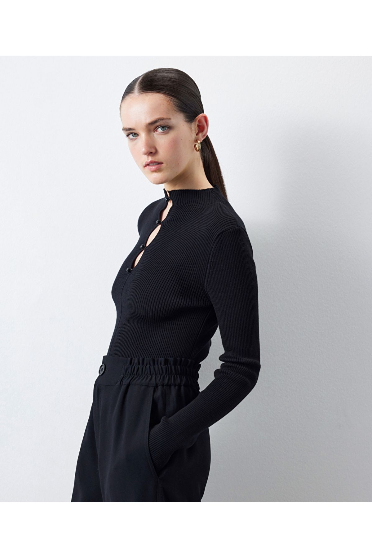 İpekyol-Strickmode mit Cut-outs und Knöpfen 2