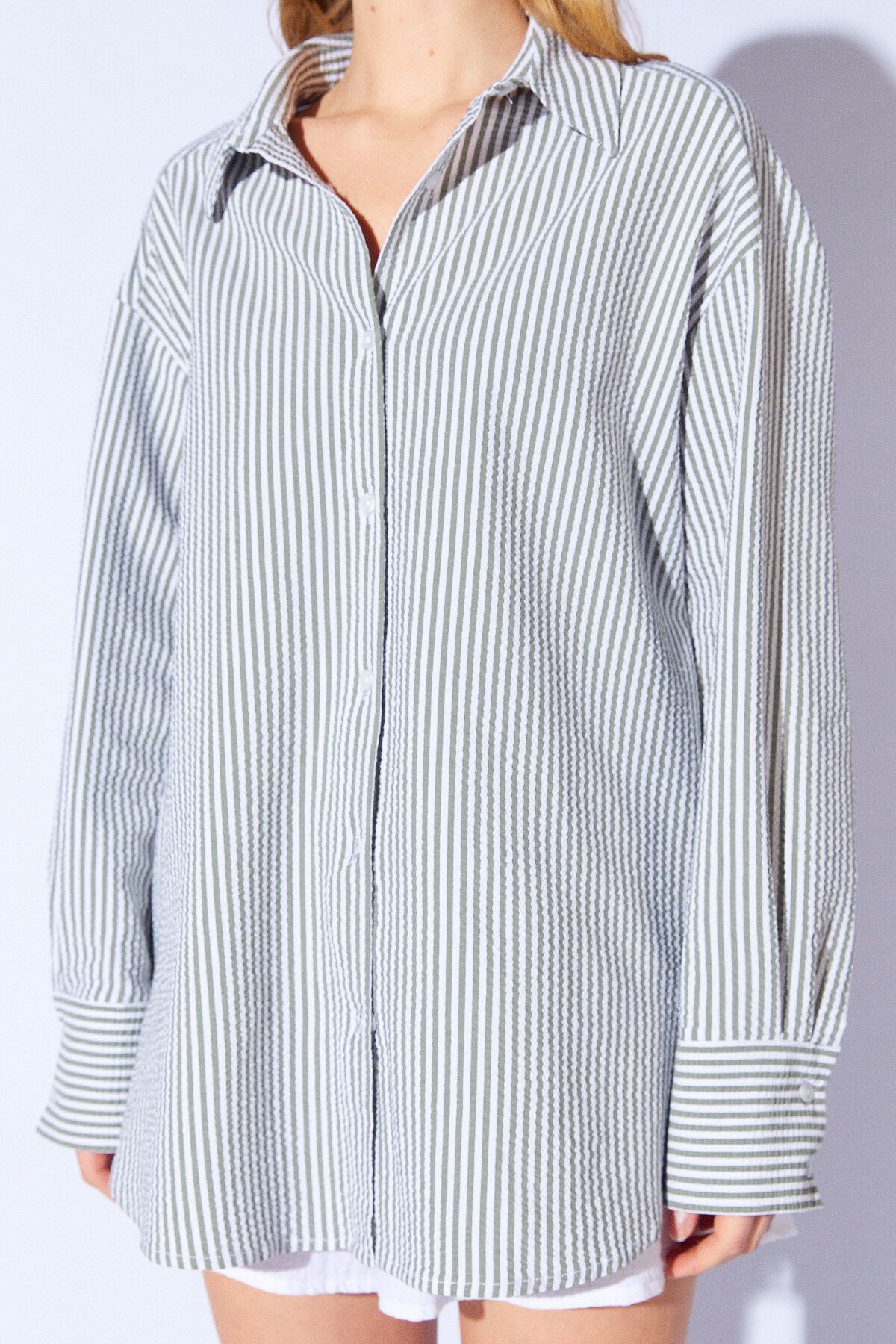 Manche-Seersucker Striped Oversize Relaxed Fit Women's Shirt |   Khaki Mks 1610021 -1 4