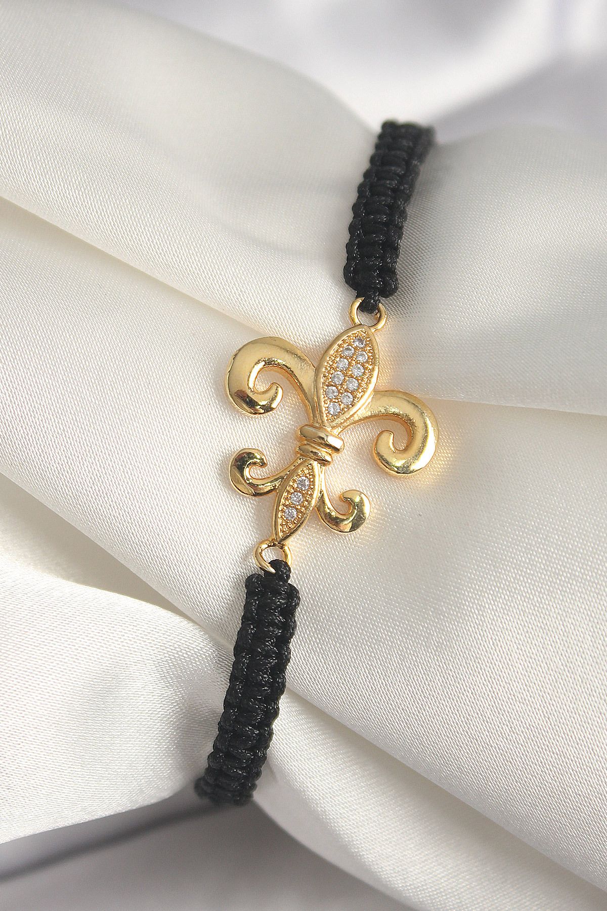 MMB Boutique Pirinç Gold Renk Zirkon Taşlı Zambak Figür Asansörlü Makrome Model Kadın Bileklik