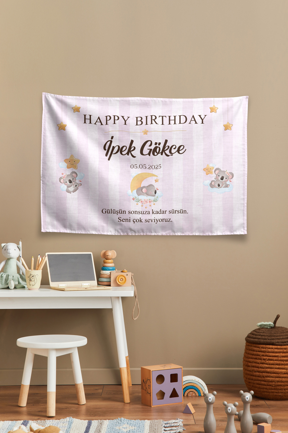 Vagonik Kişiye Özel Doğum Günü Koala Temalı Happy Birthday Duvar Örtüsü Duvar Halısı Birinci Kalite Kumaş