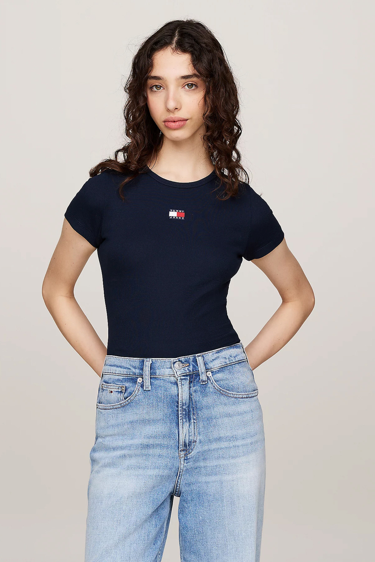Tommy Jeans Dámske tričko s výstrihom a jednoduchým námorníckym modrým dizajn...