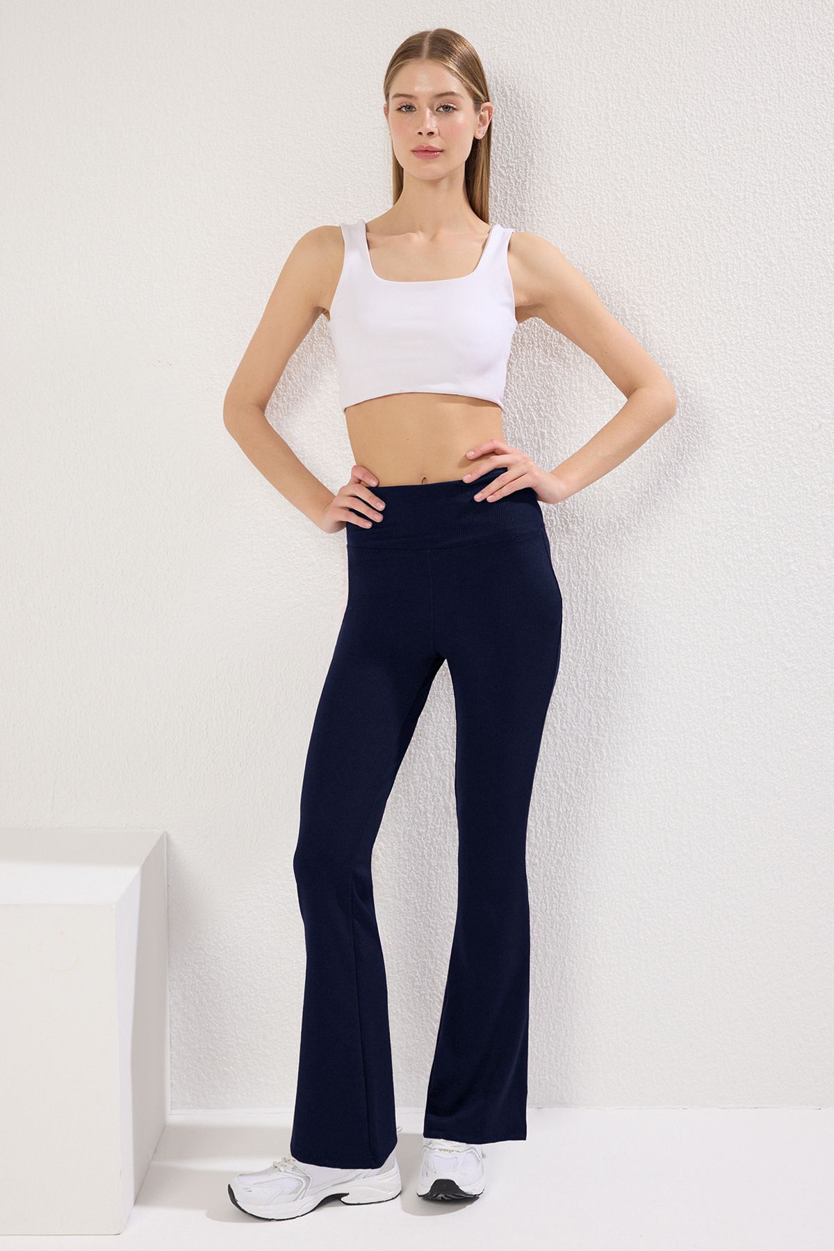 Trendyol Collection-Dunkelmarineblaue gerippte Yoga-Strick-Sportstrumpfhose mit spanischem Bein TWOAW23TY00011 2