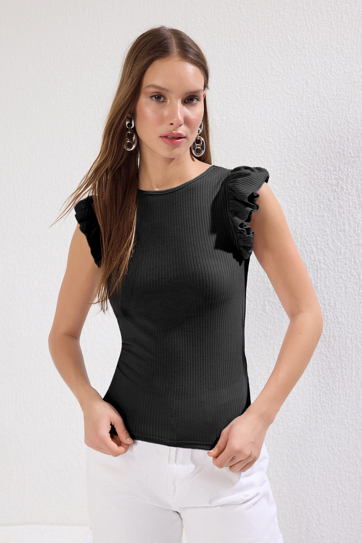 Trendyolmilla Siyah Fitted/Vücuda Oturan Fırfırlı Örme Bluz TWOSS25BZ00215