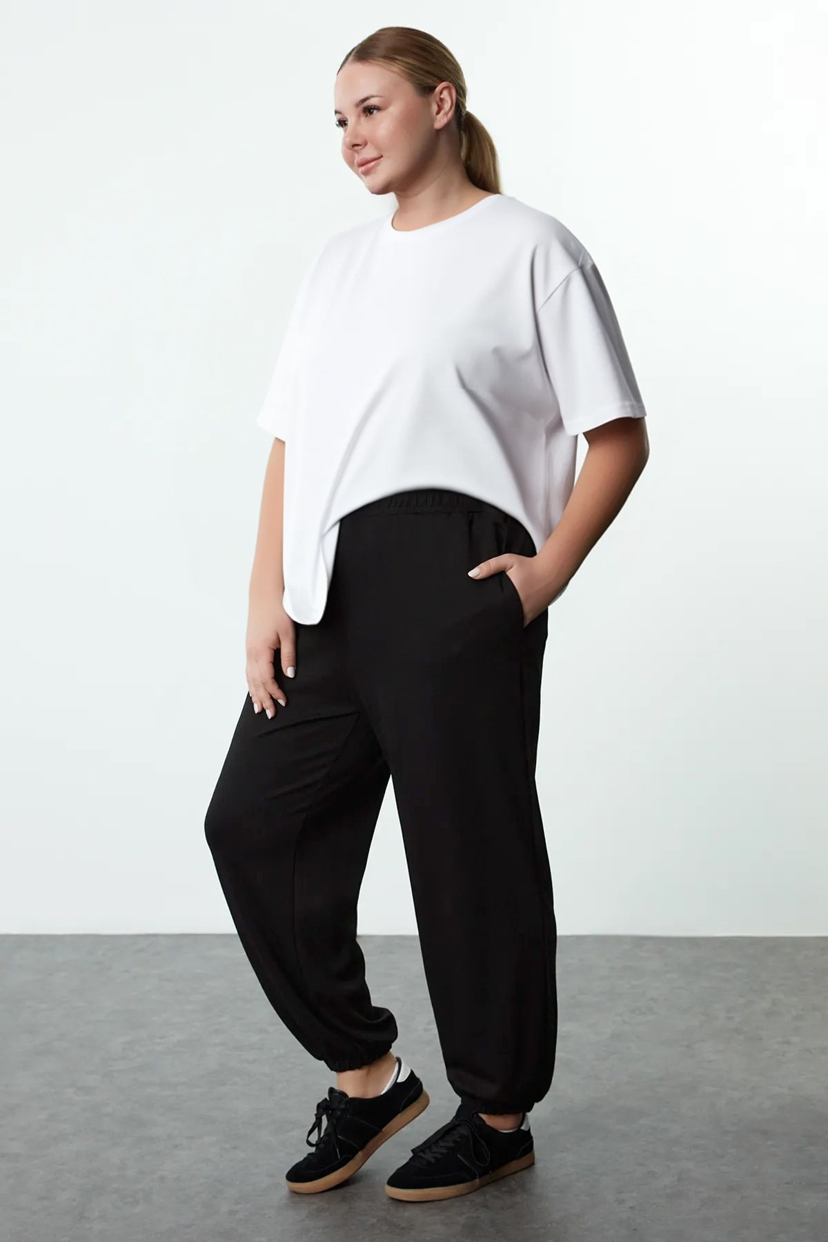 Trendyol Curve Miękkie Czarne Spodnie Dresowe Jogger Z Guzikami - Duże Rozmiary Tbbaw25aj00003 Kobieta - 3XL