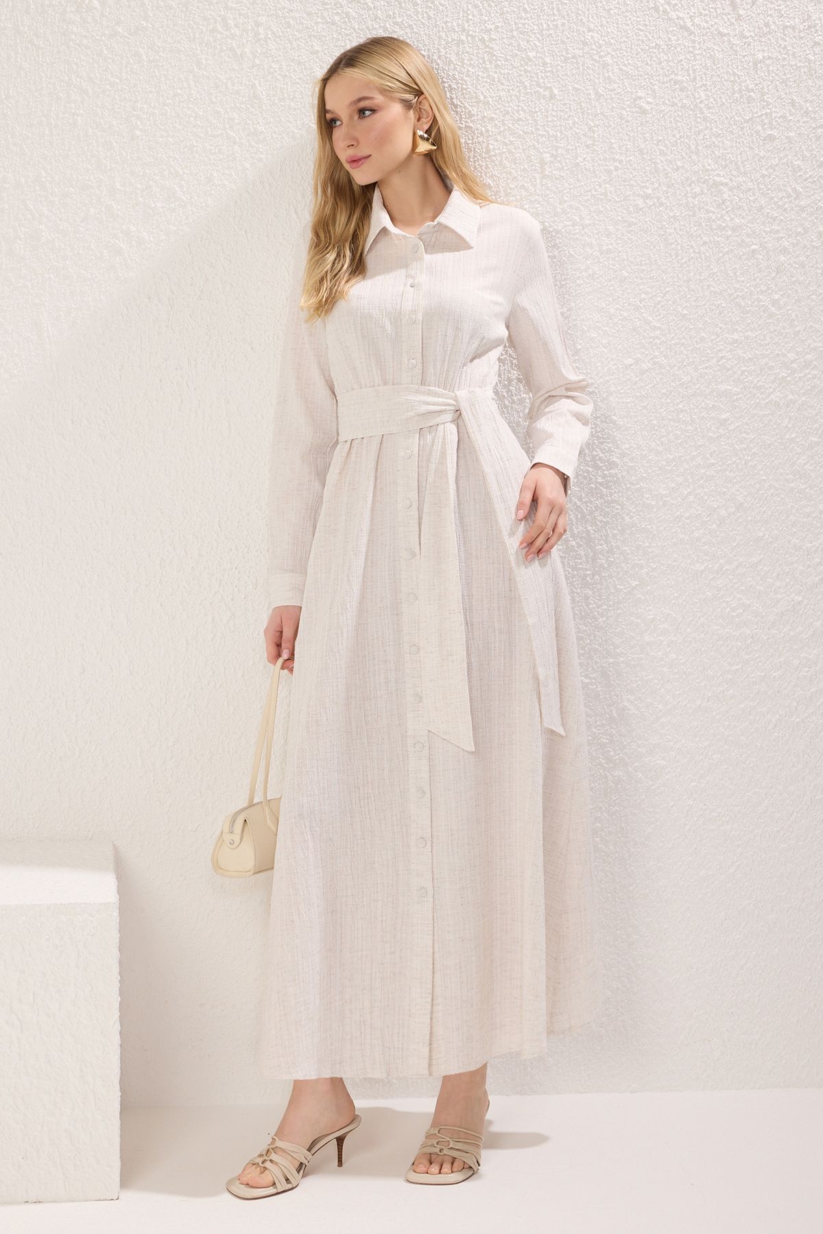 Trendyol Modest-Beigefarbenes, gewebtes Hemdkleid mit Gürtel TCTSS25EB00068 3