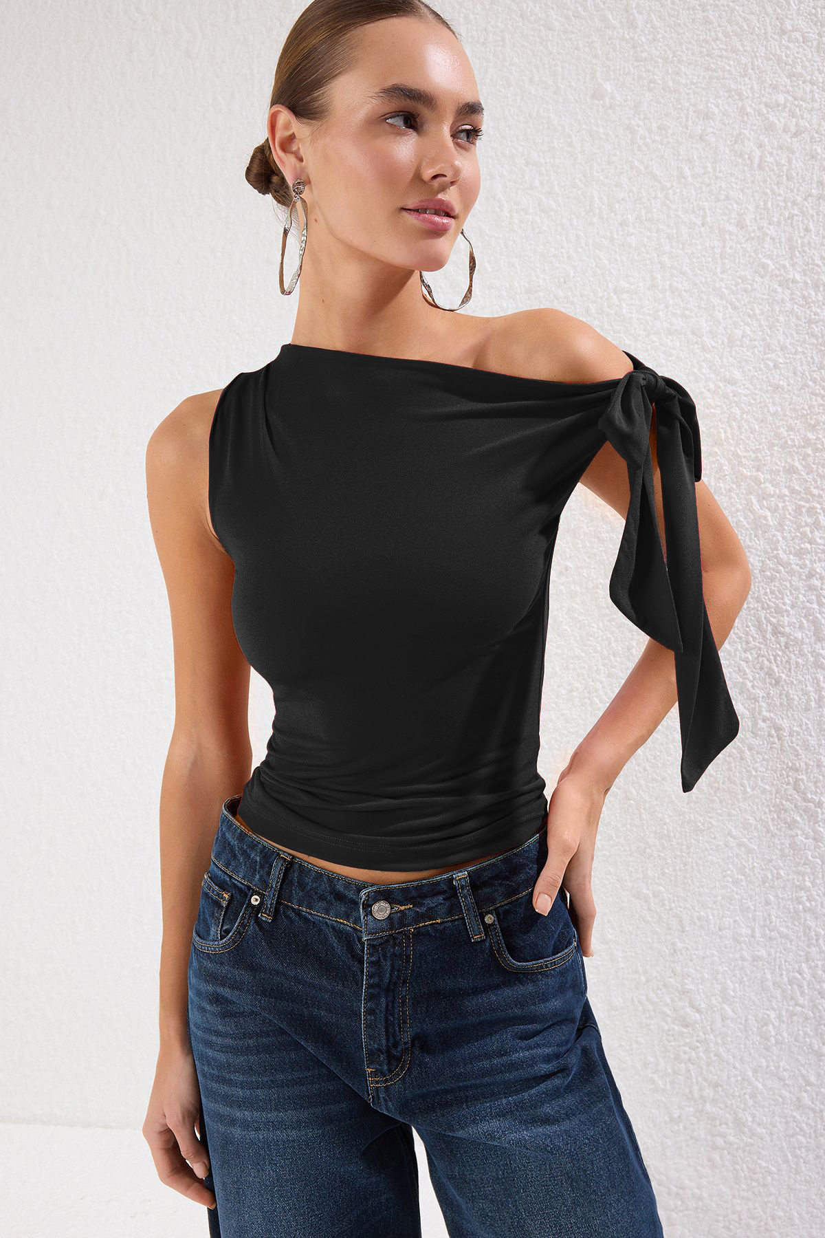 Trendyolmilla  Siyah Asimetrik Yaka Bağlama Detaylı Esnek Örme Bluz TWOSS25BZ00400 - Görsel 2