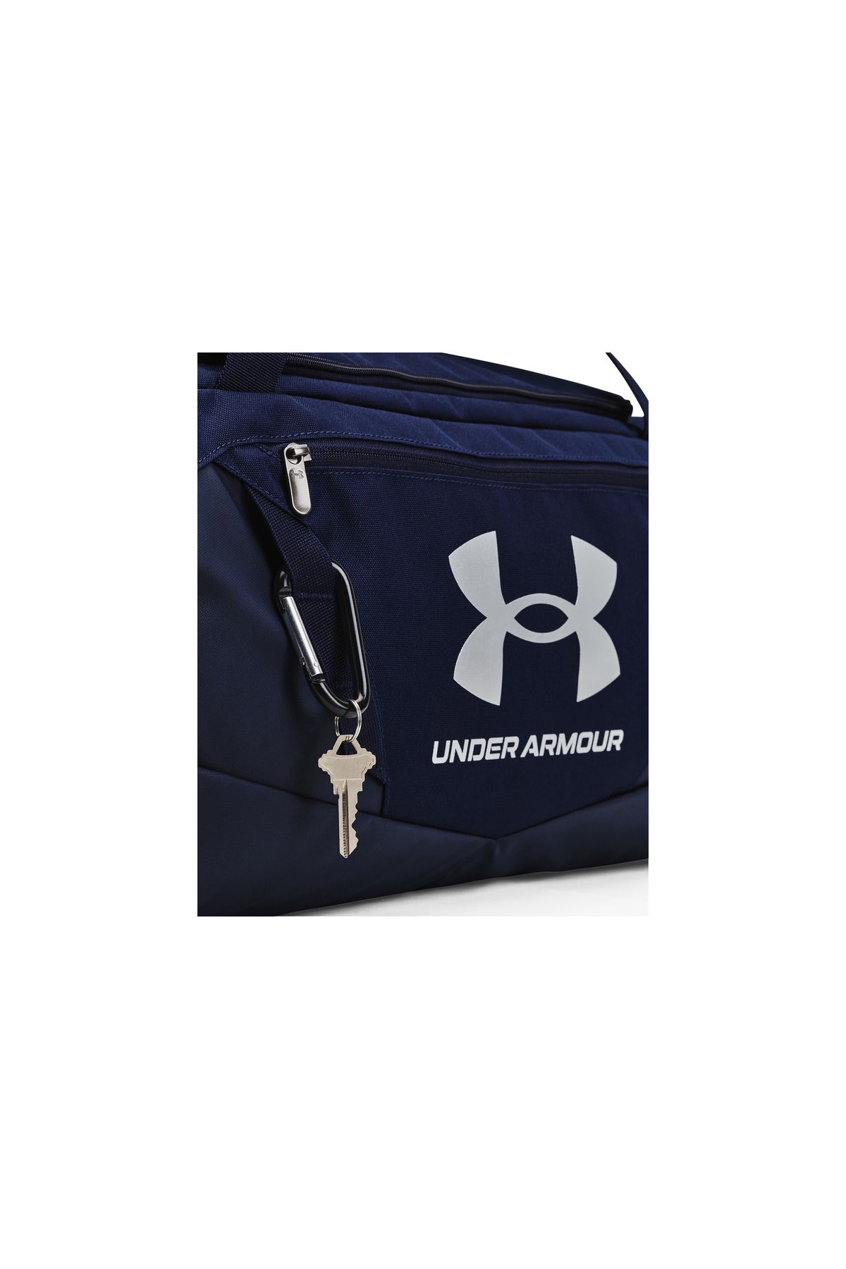 کیف اسپرت استوانه‌ای مقاوم و شیک، طراحی ویژه از مجموعه Sportswear Under Armour