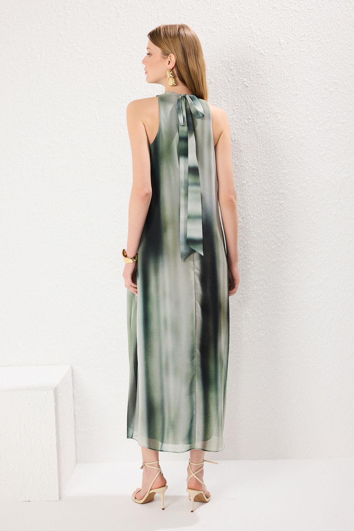 Trendyol Collection-Grünes, abstraktes, gemustertes, gerade geschnittenes Maxi-Webkleid mit Schnürdetail TWOSS25EL00408 4