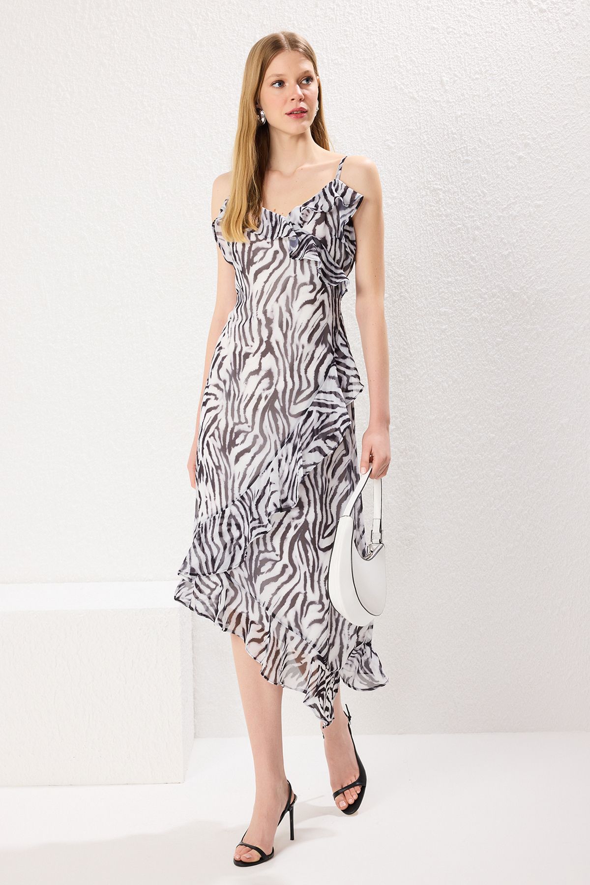 Trendyol Collection Czarna Kwiatowa Falbana W Kształcie Litery A, Szyfonowa, Podszyta, Długa Sukienka Tkana Twoss24el00692 Kobieta - 38