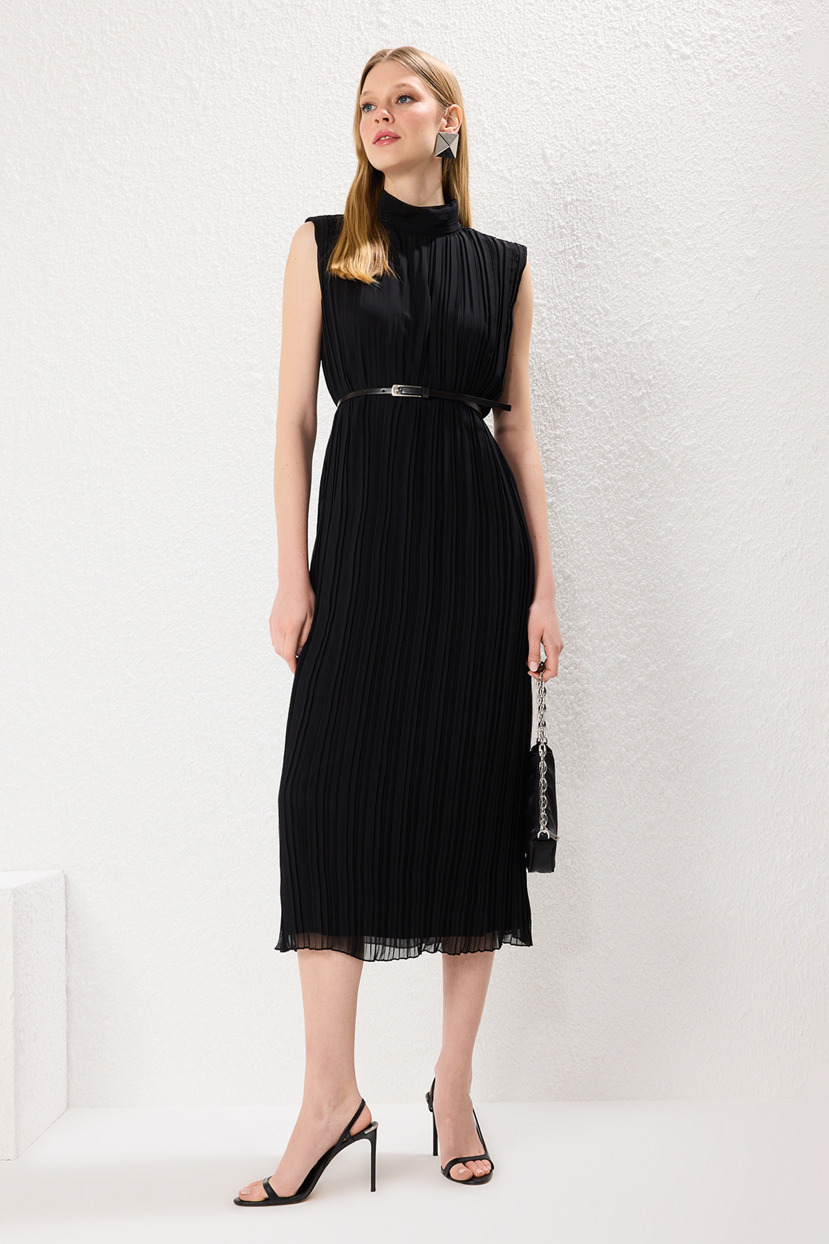 Trendyolmilla  Siyah Kemerli Düz Kesim Piliseli Midi Astarlı Şifon Dokuma Elbise TWOSS25EL00118 - Görsel 2