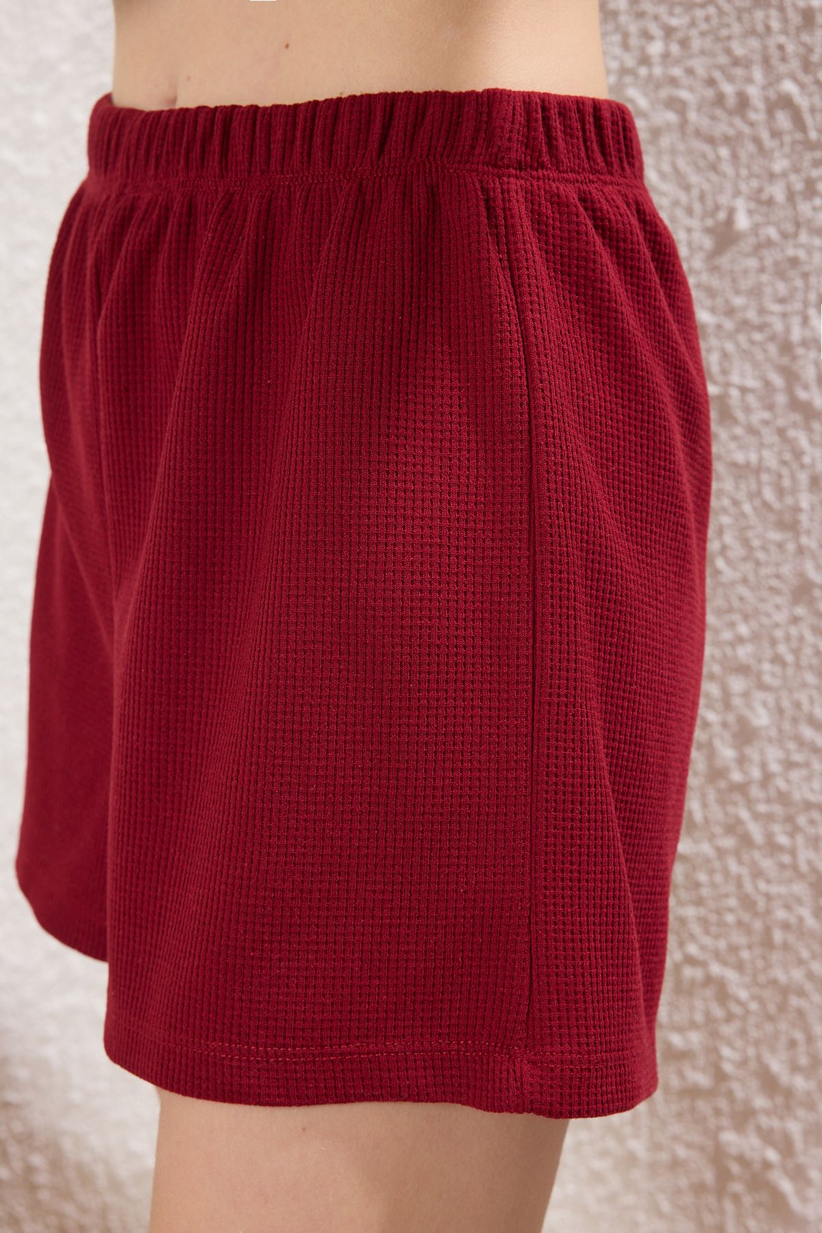 Trendyol Collection-Rotes Pyjama-Set mit Waffelmuster und Shorts – THMSS25PT00352 4