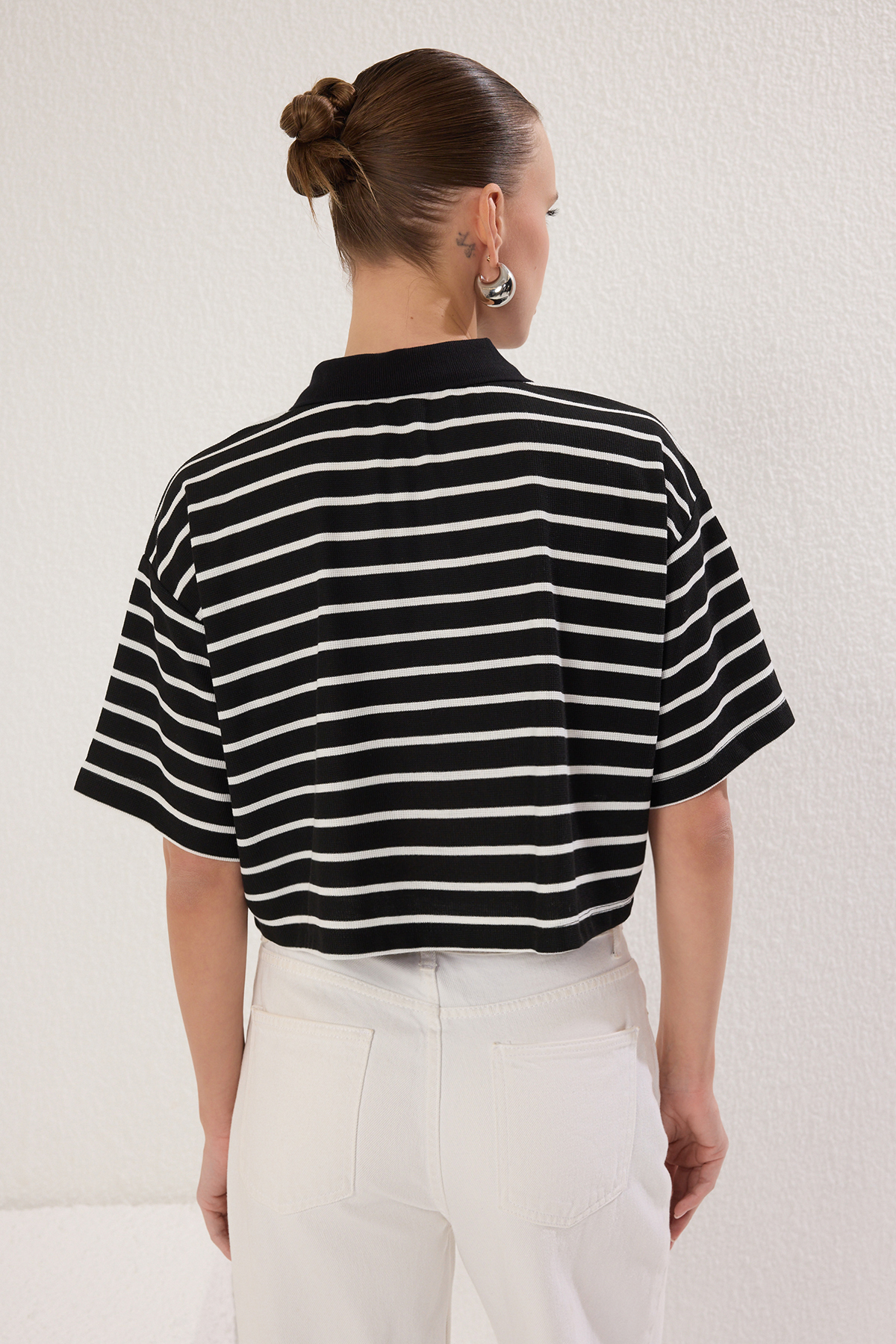 Trendyolmilla  Siyah Çizgili Relaxed/Rahat Kalıp Crop Örme T-shirt TWOSS25TS00109 - Görsel 4