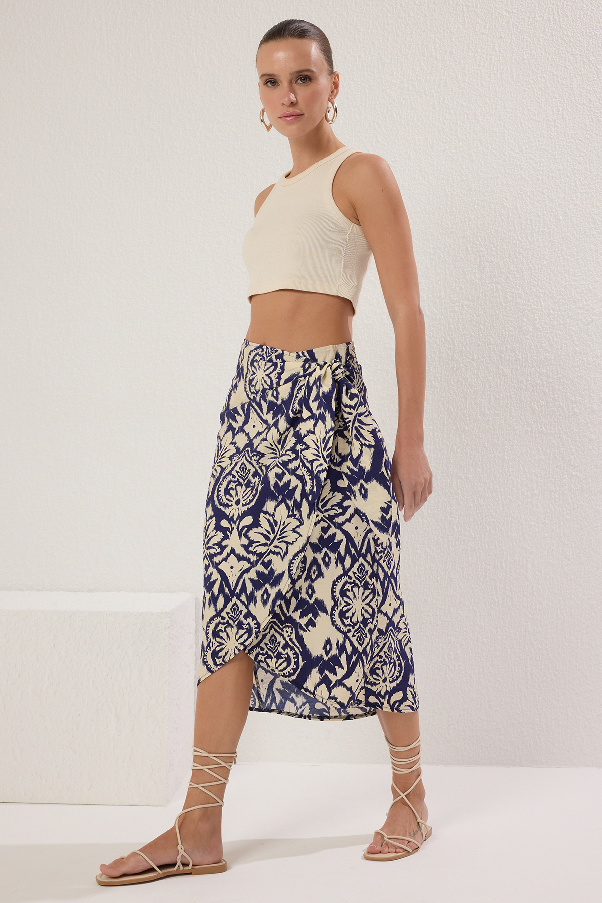 Trendyolmilla  Çok Renkli Bağlama Detaylı Desenli Midi Boy Dokuma Etek TWOSS25ET00157 - Görsel 2