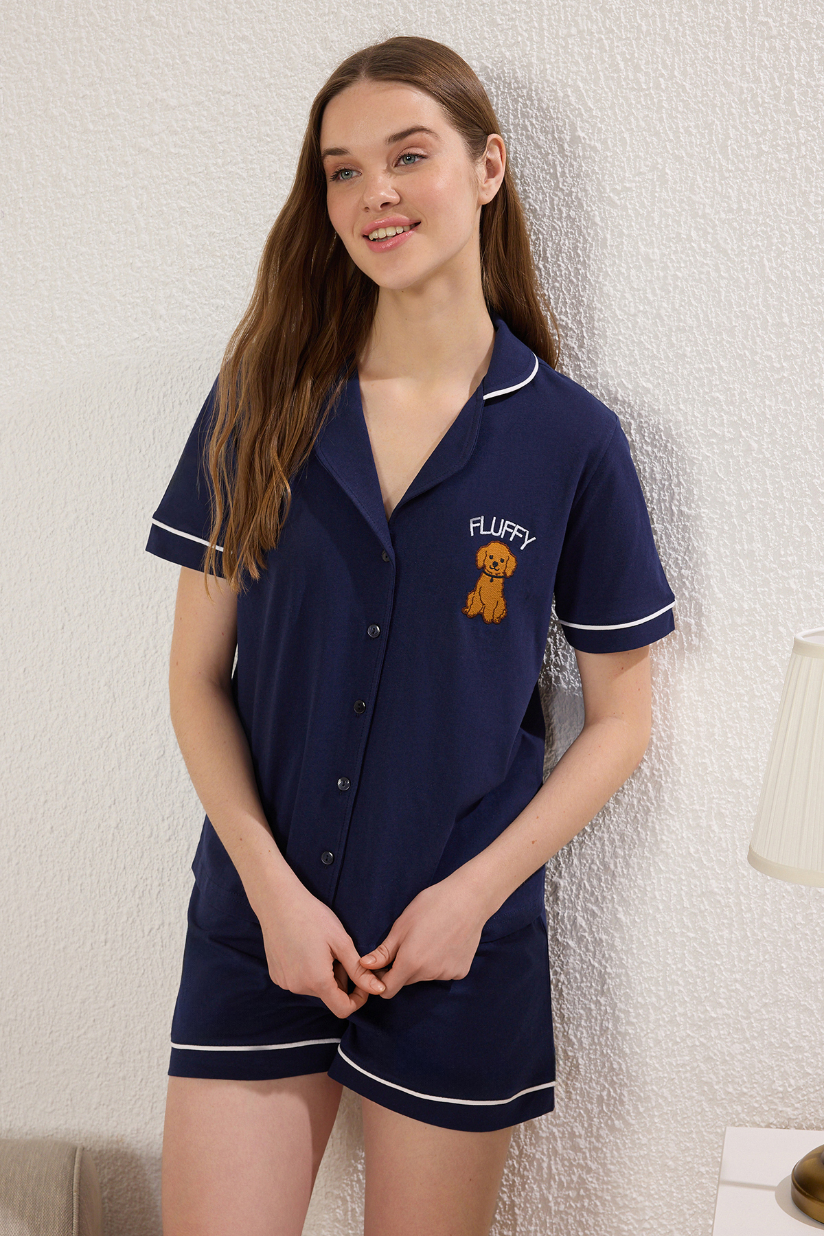 Trendyolmilla  Lacivert %100 Pamuklu Biyeli Köpek ve Slogan Nakışlı Şortlu Örme Pijama Takımı THMSS25PT00371 - Görsel 2