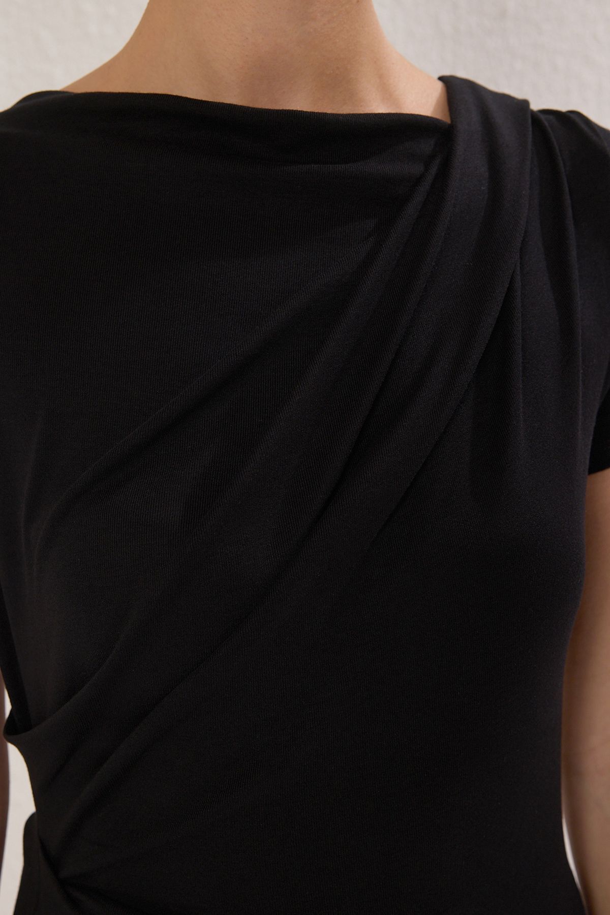 Trendyol Collection-Schwarze, drapierte, detaillierte Strickbluse – TWOSS25BZ00278 3