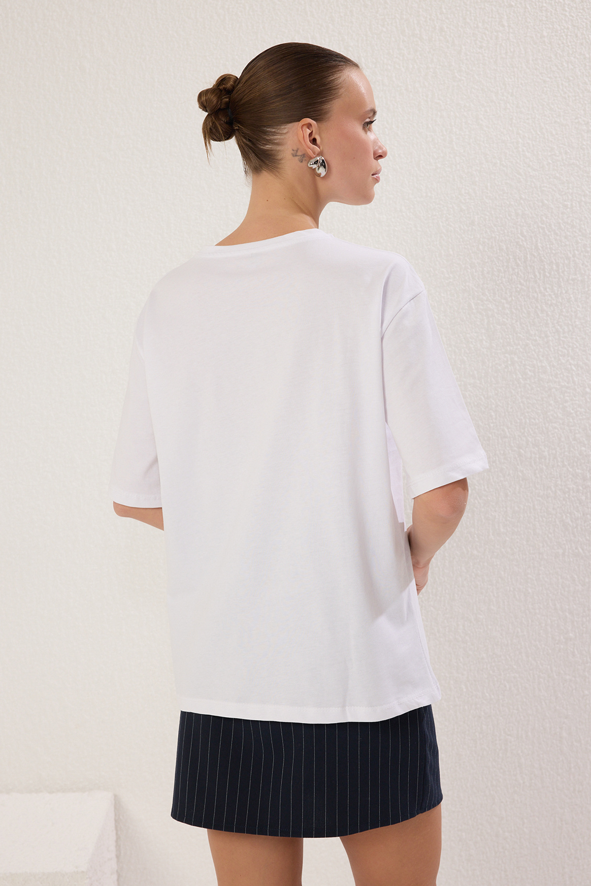 Trendyolmilla  Ekru %100 Pamuk Slogan Baskılı Oversize/Geniş Kesim Örme T-Shirt TWOSS25TS00179 - Görsel 4