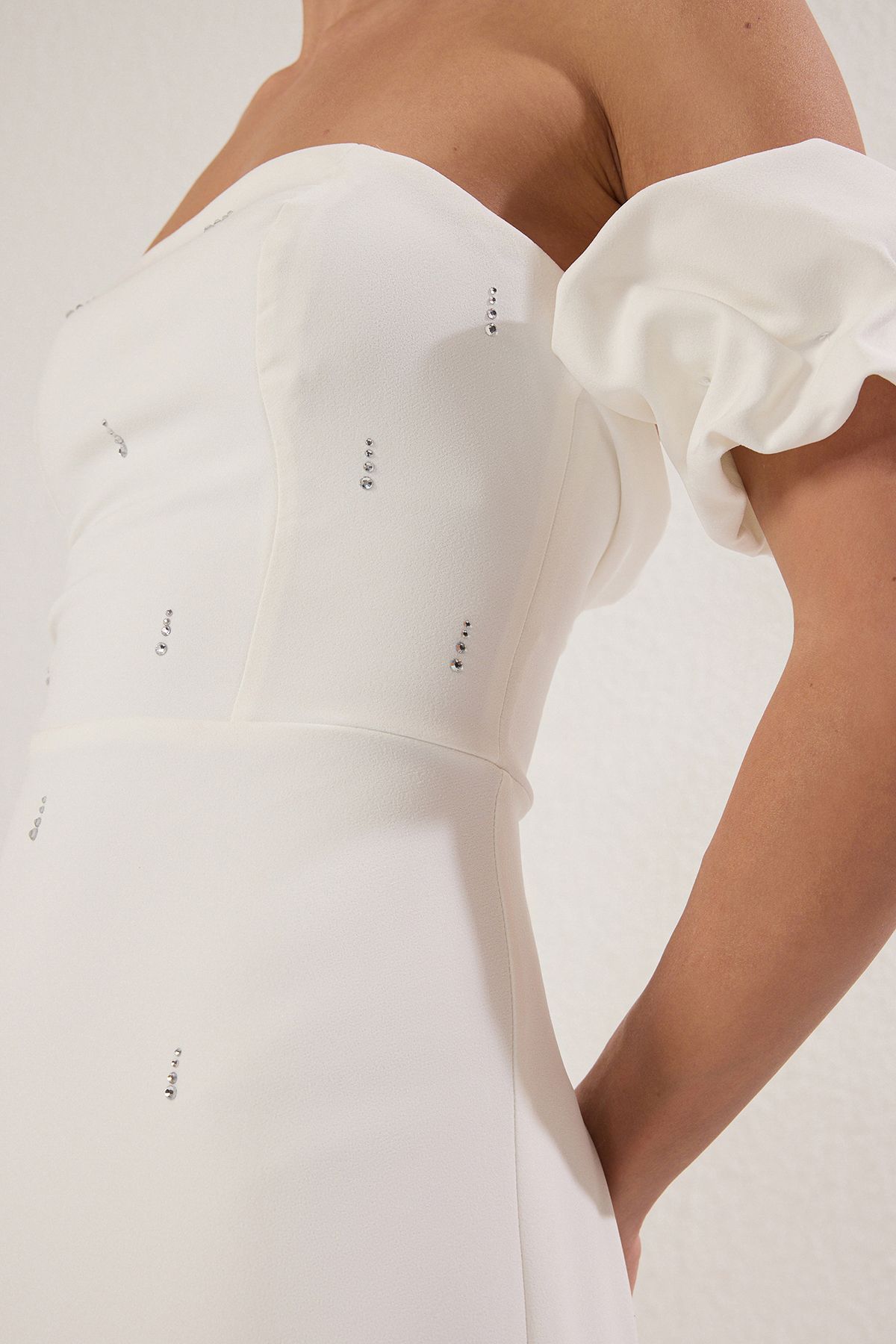 Trendyol Collection-Detail bílého potisku kamínků s hladkým tělem Tkané stylové šaty Midi Tprss25El00243 3