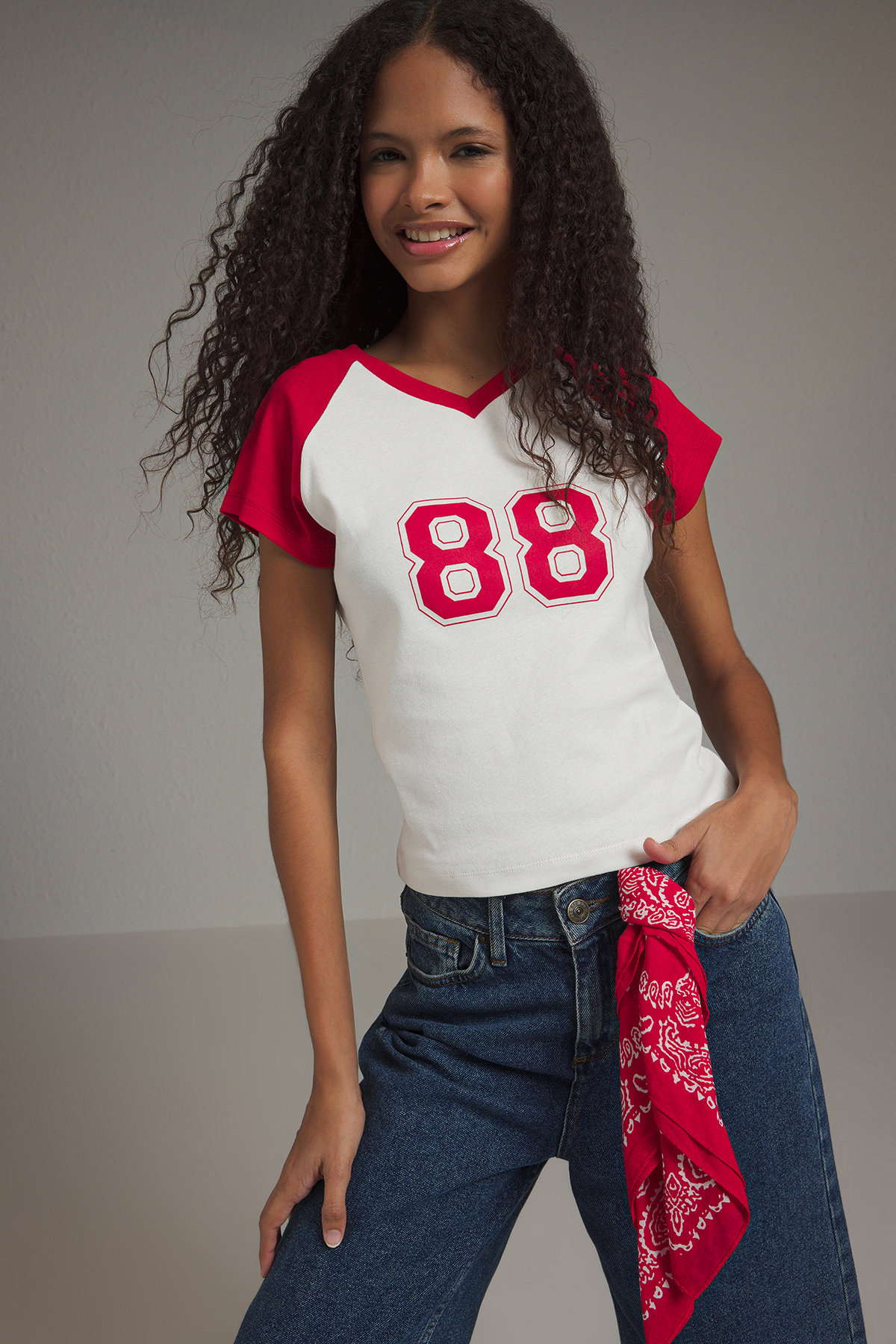 Trendyolmilla  Ekru Renk Bloklu Slogan Baskılı Fitted/Vücuda Oturan Örme T-Shirt TWOSS25TS00096