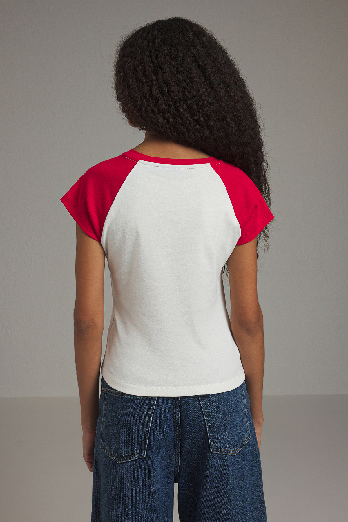 Trendyolmilla  Ekru Renk Bloklu Slogan Baskılı Fitted/Vücuda Oturan Örme T-Shirt TWOSS25TS00096 - Görsel 4