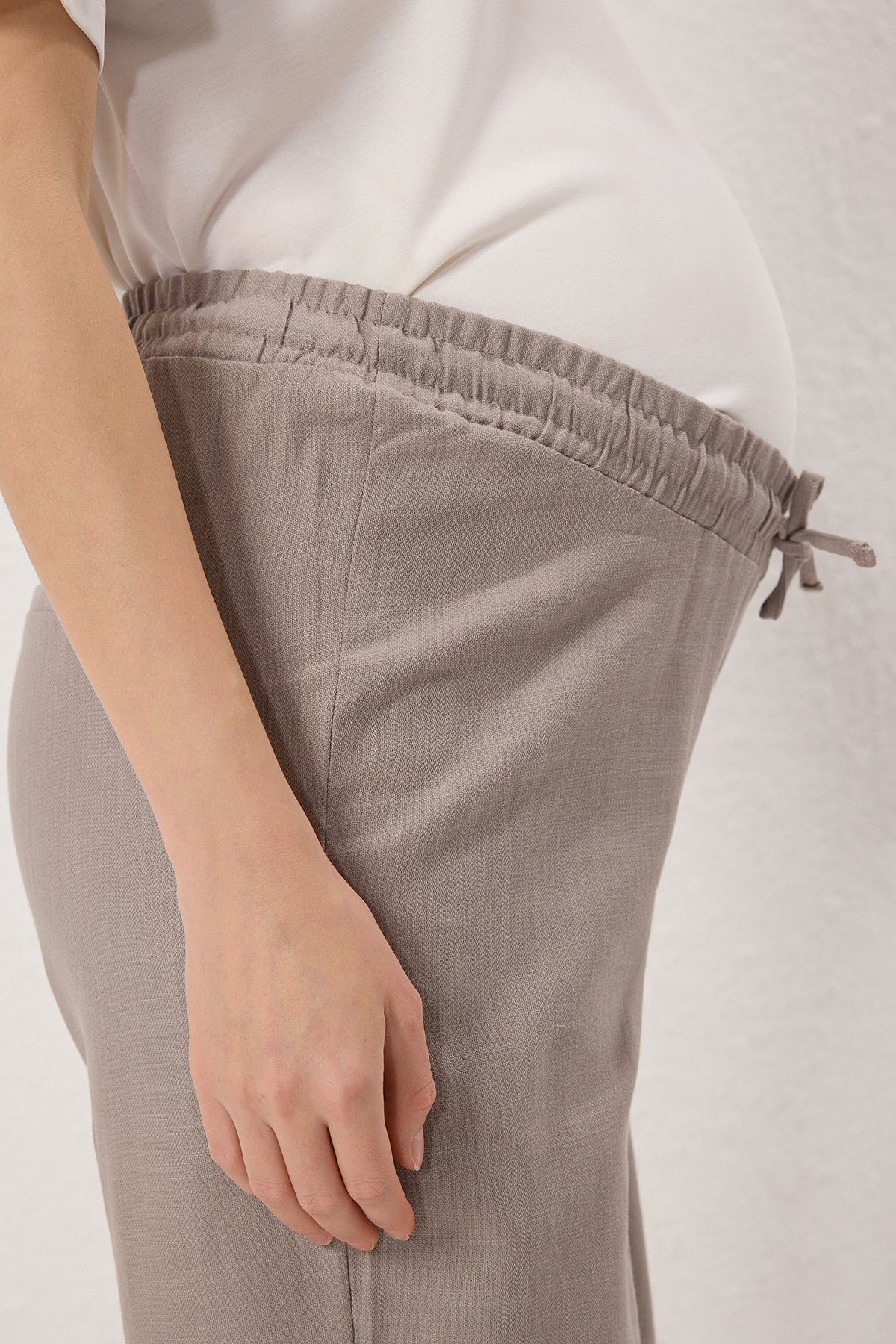 Trendyol Collection-Szürke kismama pamut-vászon tartalmú nadrág gumírozott derékkal TBBSS25AR00032 3