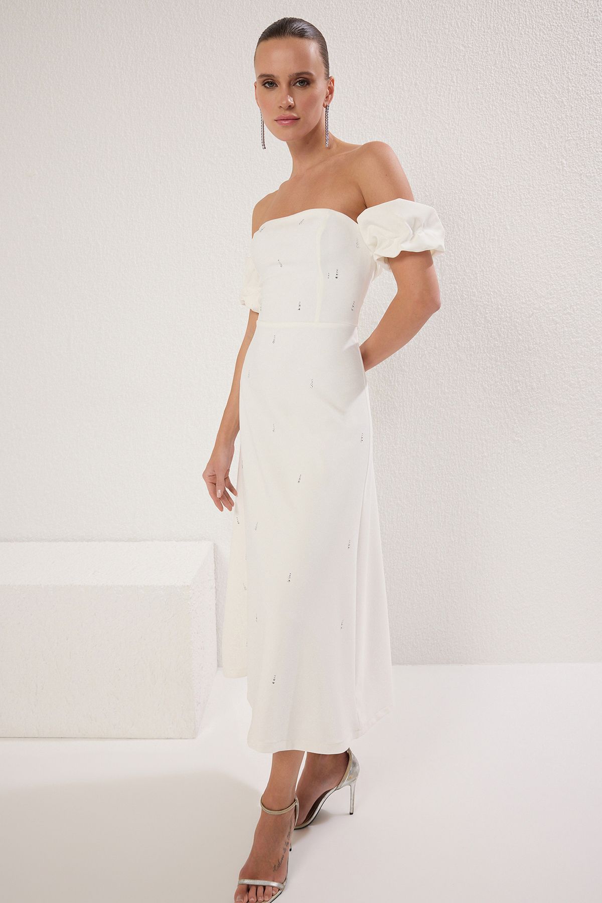 Trendyol Collection-Detail bílého potisku kamínků s hladkým tělem Tkané stylové šaty Midi Tprss25El00243 2