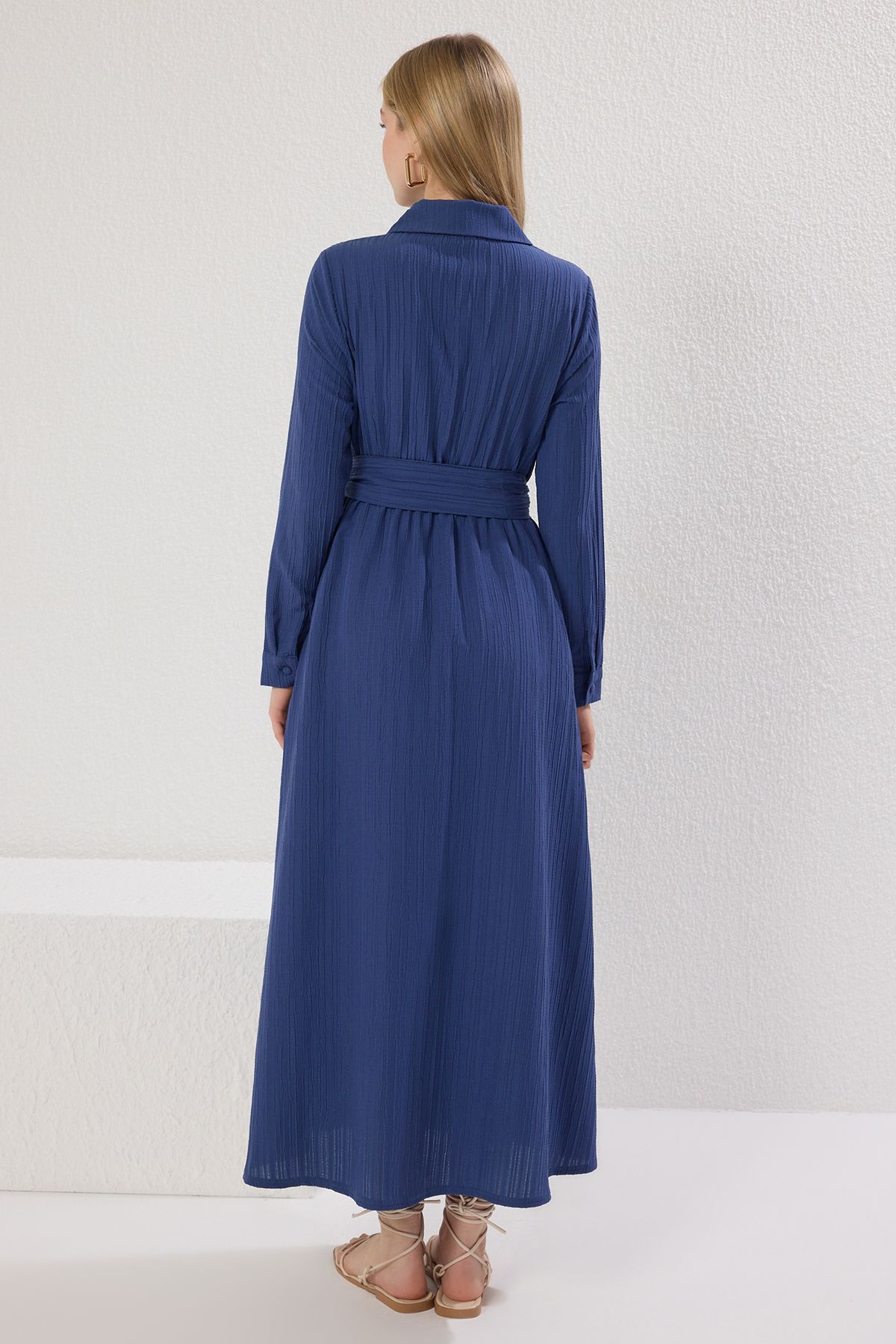 Trendyol Modest-Saks gewebtes Hemdkleid mit Gürtel TCTSS25EB00068 4