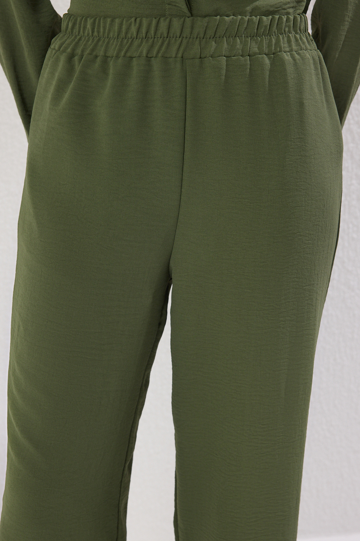 Trendyol Modest-Komplet koszuli, spodni i góry z tkaniny Aerobin w kolorze khaki, złotym, zapinany na guziki i sznurowany, z tkaniny TCTSS25US00034 4