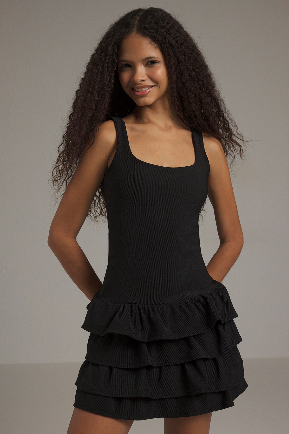 Trendyolmilla  Siyah Düz Fırfırlı Kısa / Mini Esnek Örme Elbise TWOSS25EL00388 - Görsel 2