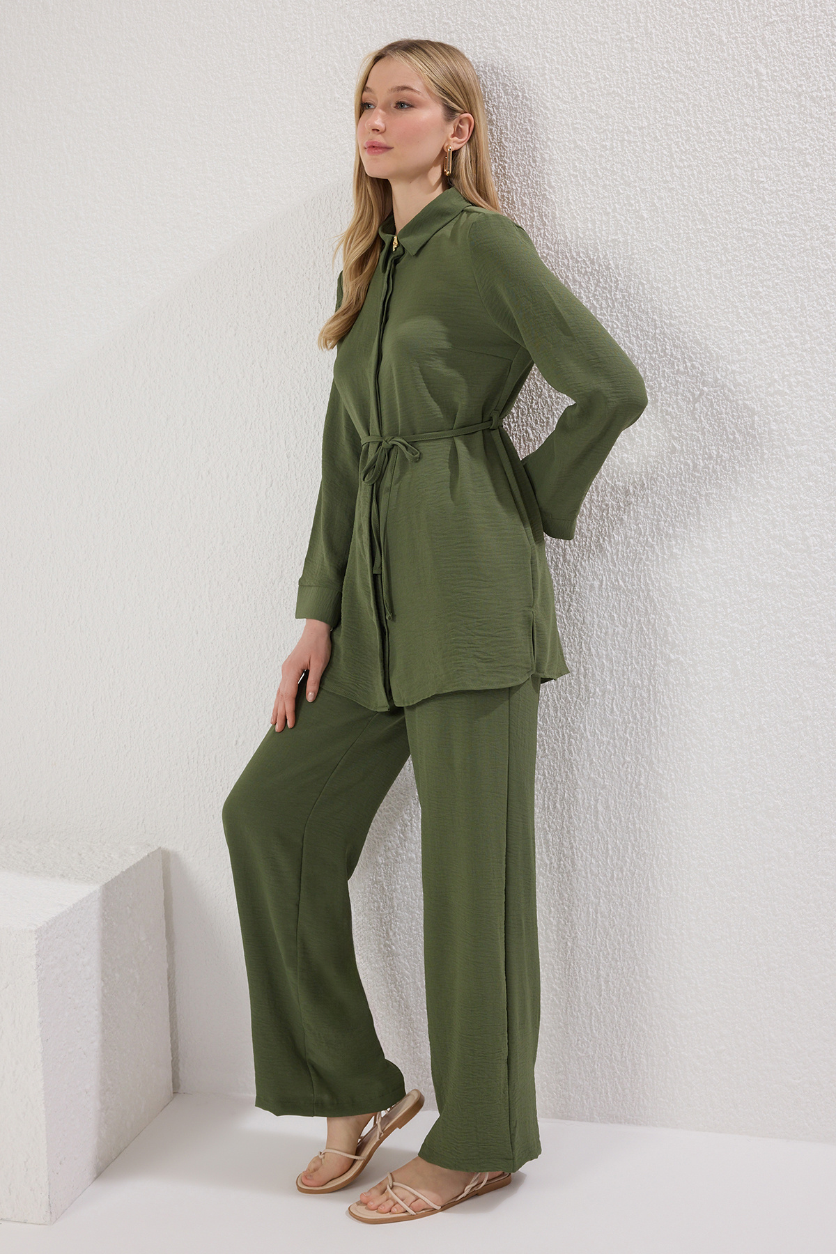 Trendyol Modest-Komplet koszuli, spodni i góry z tkaniny Aerobin w kolorze khaki, złotym, zapinany na guziki i sznurowany, z tkaniny TCTSS25US00034 2