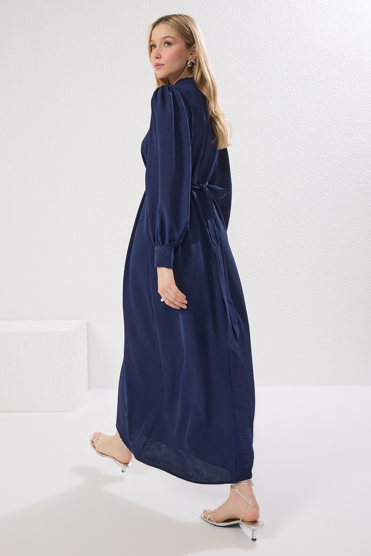 Trendyol Modest-Marineblaues, gewebtes Aerobin-Kleid mit Schnürung hinten TCTSS25EB00110 2