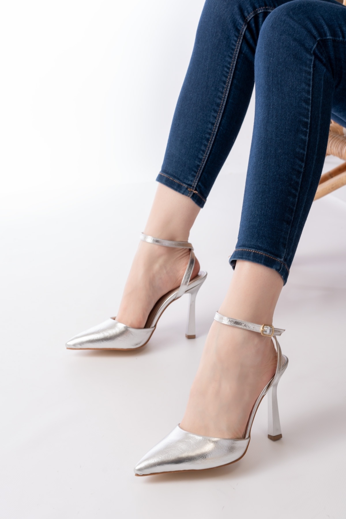 DURUNUN BUTİĞİ  Berta Gümüş Lame (10 Cm Topuk Boyu ) Sivri Burun Topuklu Ayakkabı - Görsel 3