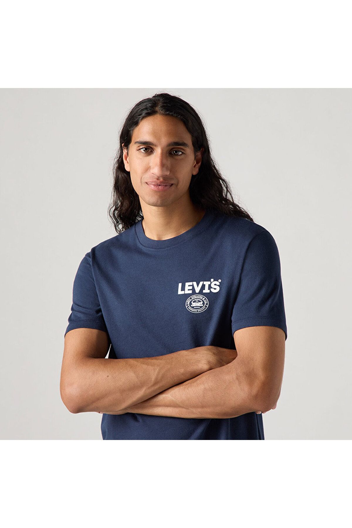 Levi's-تي شيرت جرافيك برقبة دائرية للرجال باللون الأزرق الداكن A2823-0290 3