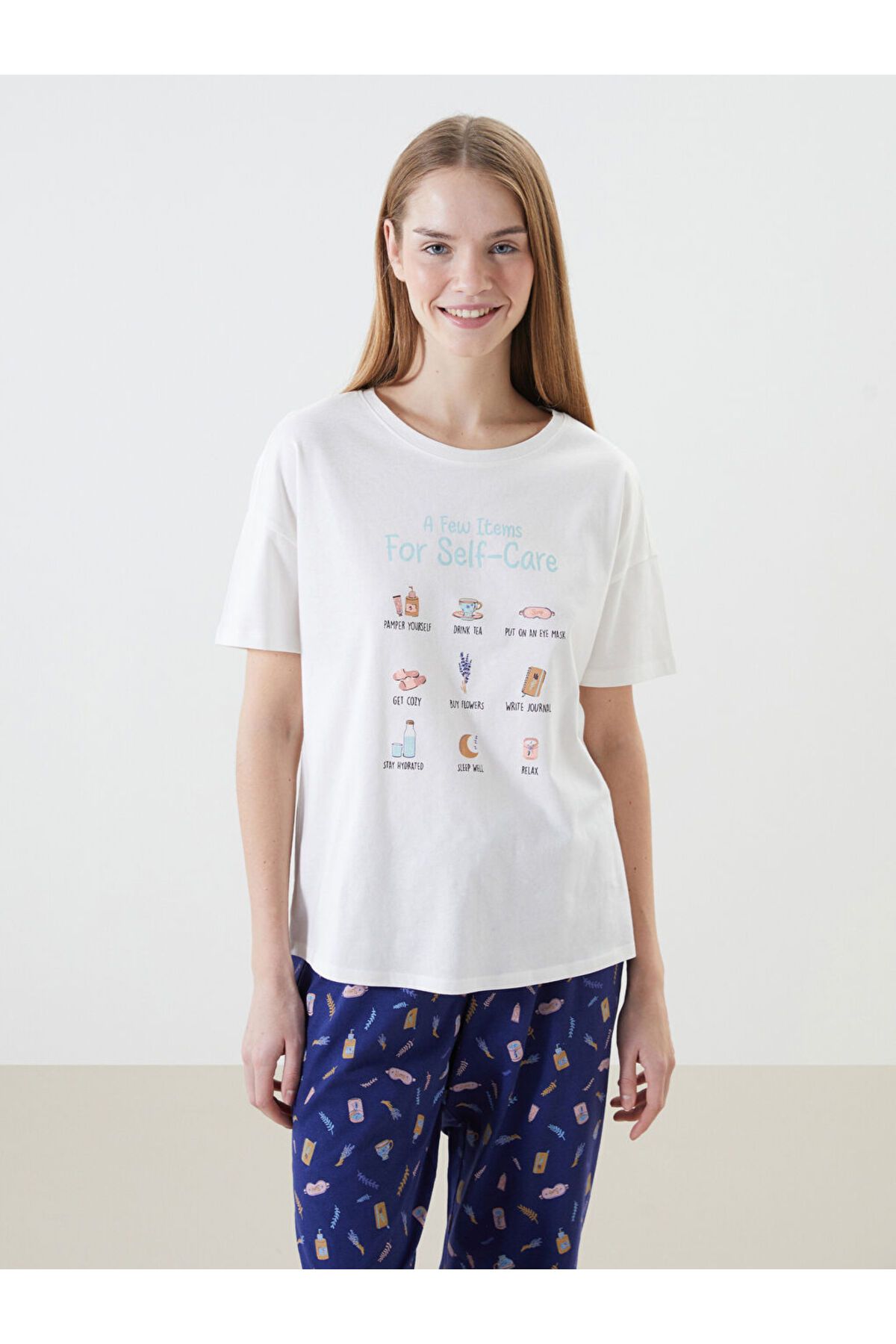 LC Waikiki Yeni Sezon Bisiklet Yaka Baskili Kadin Kaprili Pijama Takimi - S59383Z8